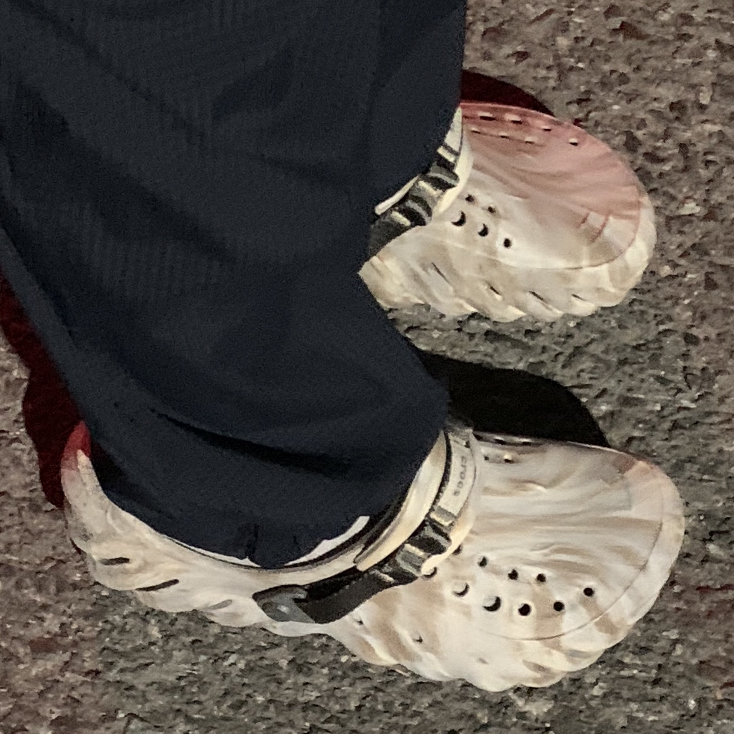 Crocs Echo Marbled Clog Bone Multi 착용 스타일 - 2