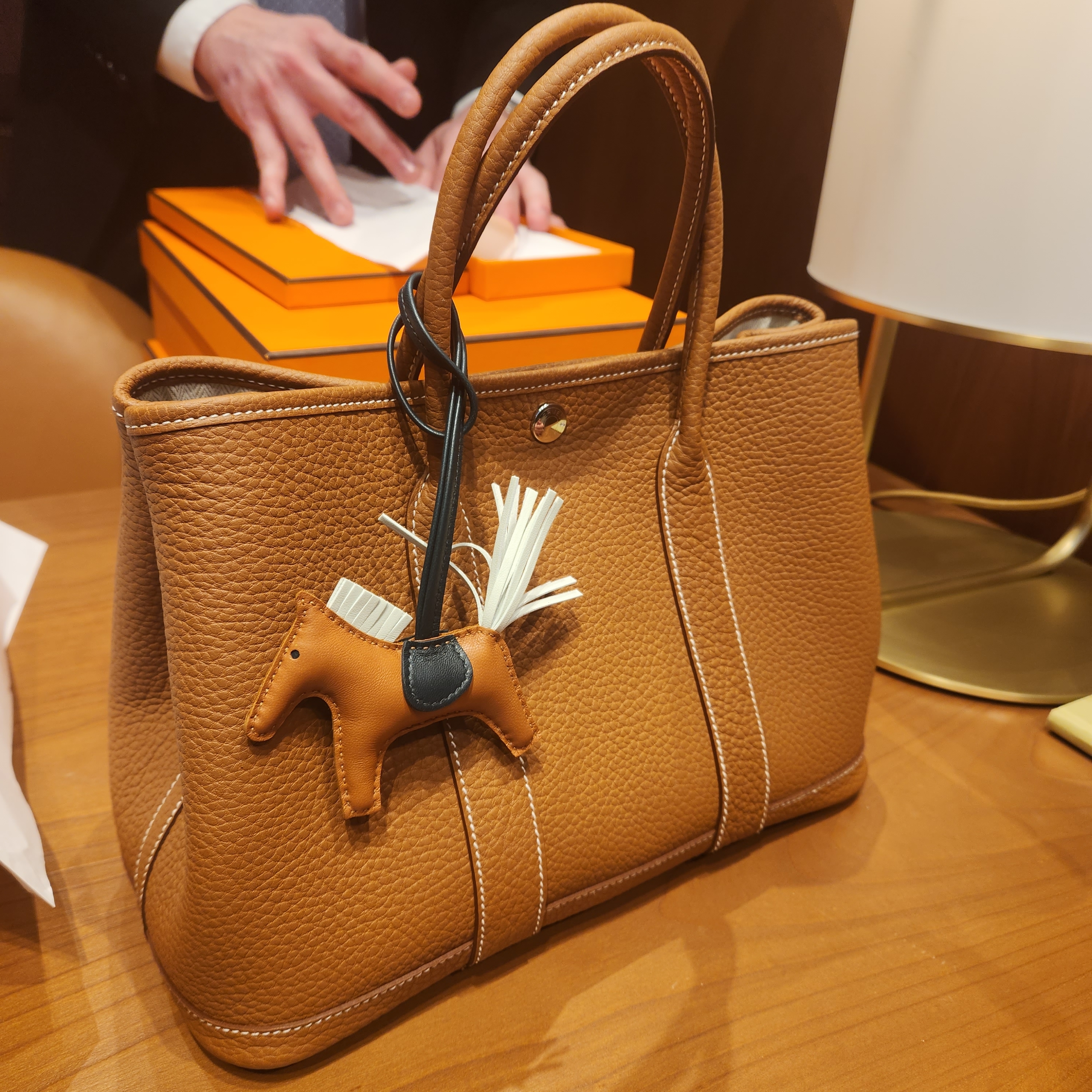 Hermes Garden Party 30 Bag Negonda & Palladium Gold 착용 스타일
