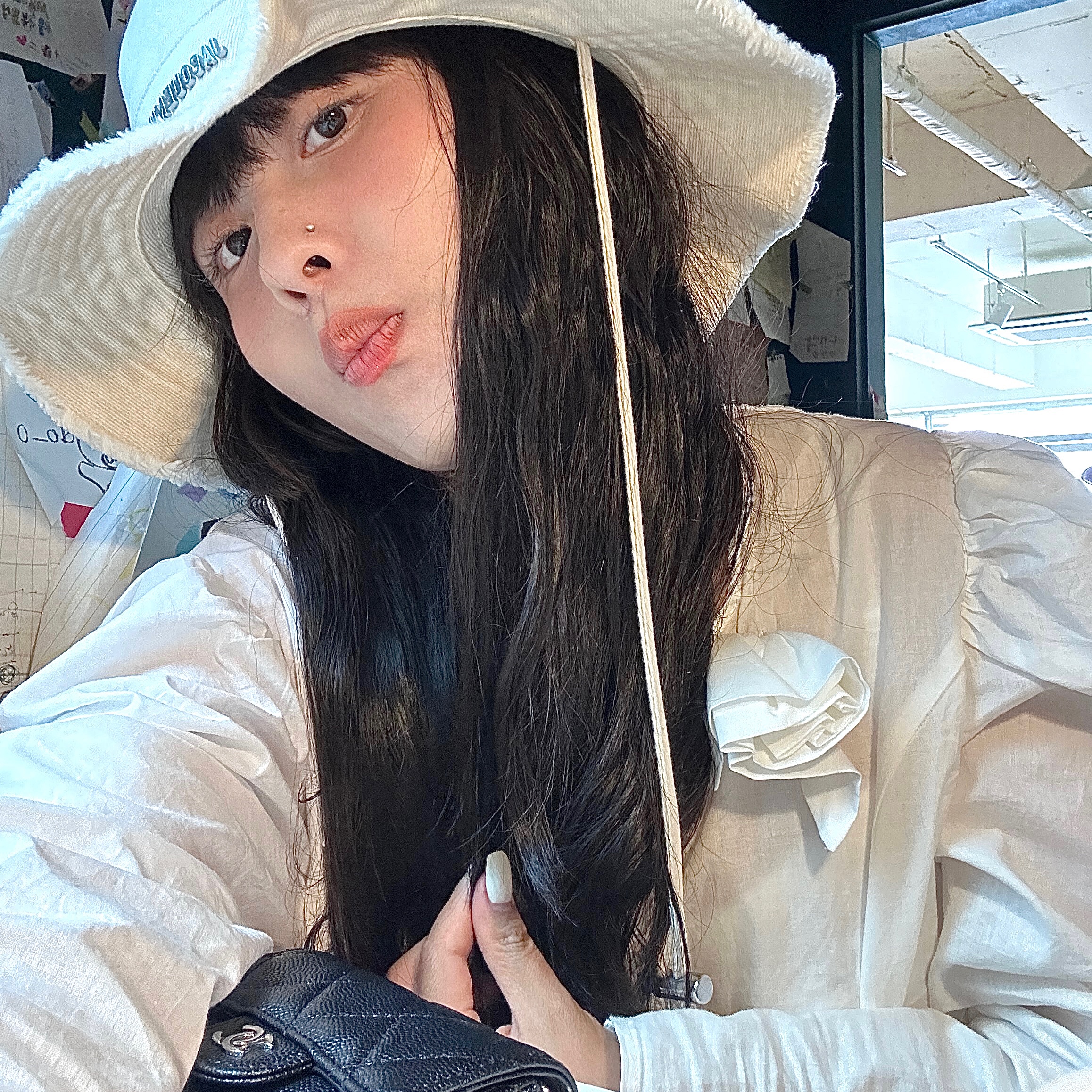 Jacquemus Le Bob Artichaut Bucket Hat Off White 착용 스타일 - 1