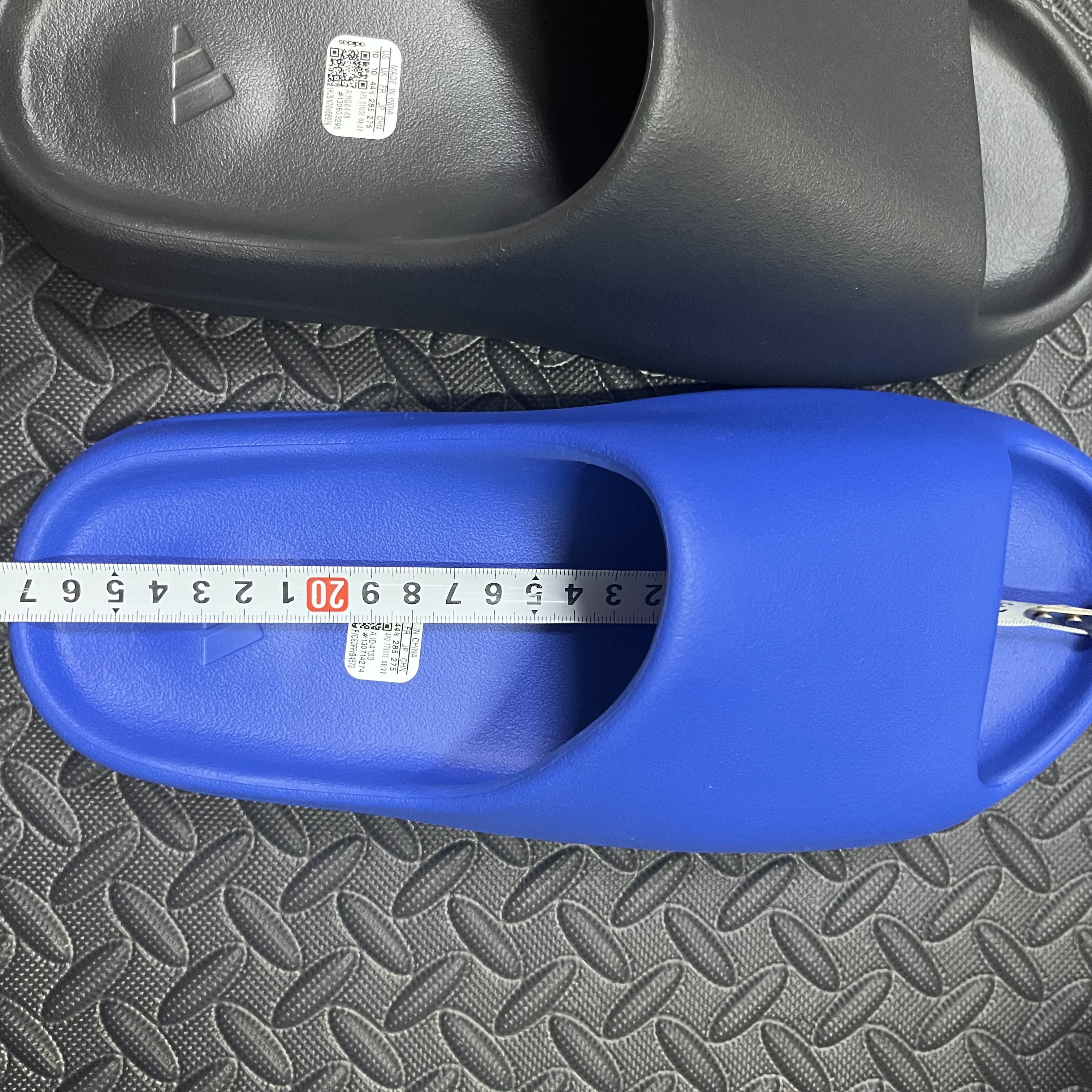 Adidas Yeezy Slide Azure, Adidas Yeezy Slide Onyx 착용 스타일 - 3