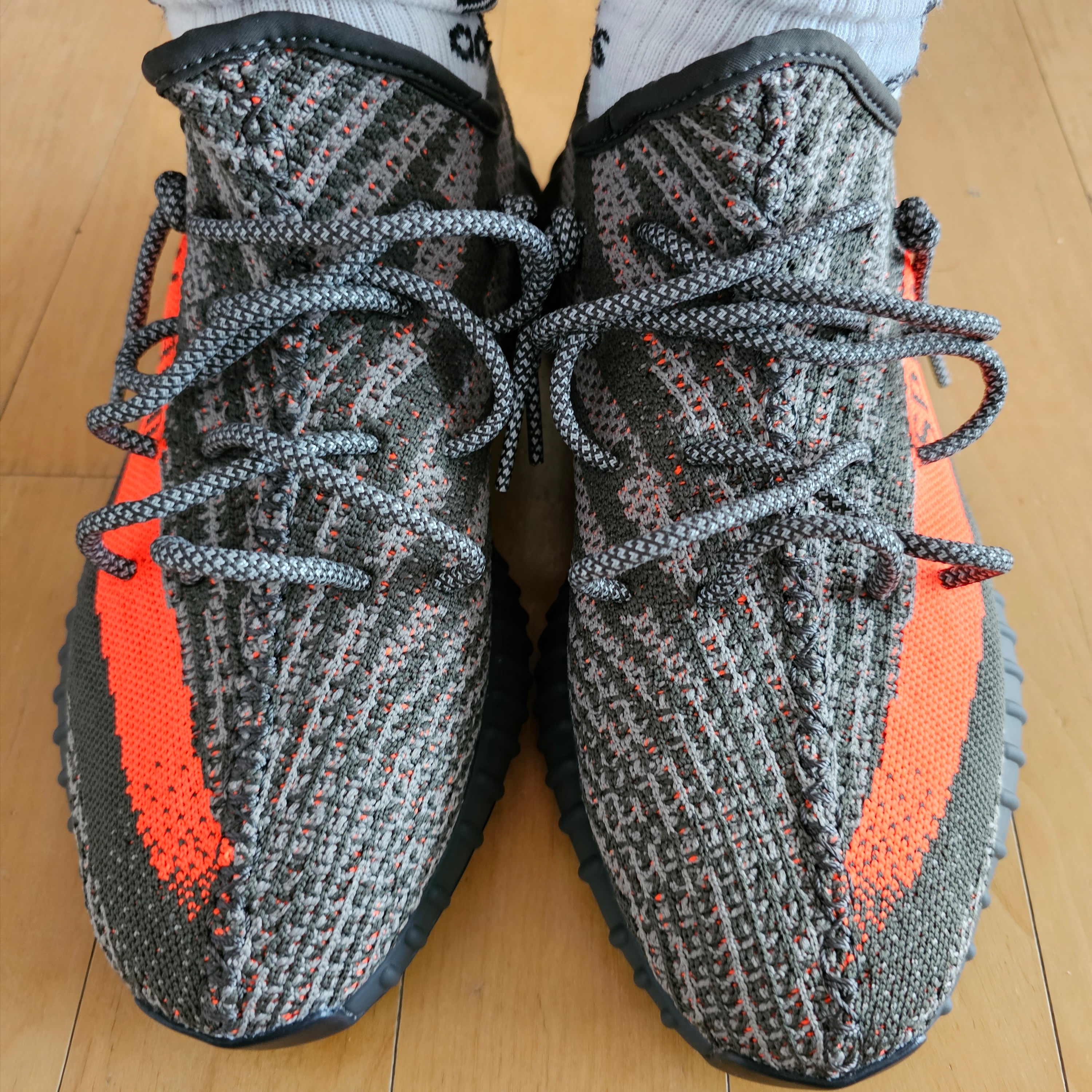 Adidas Yeezy Boost 350 V2 Carbon Beluga 착용 스타일