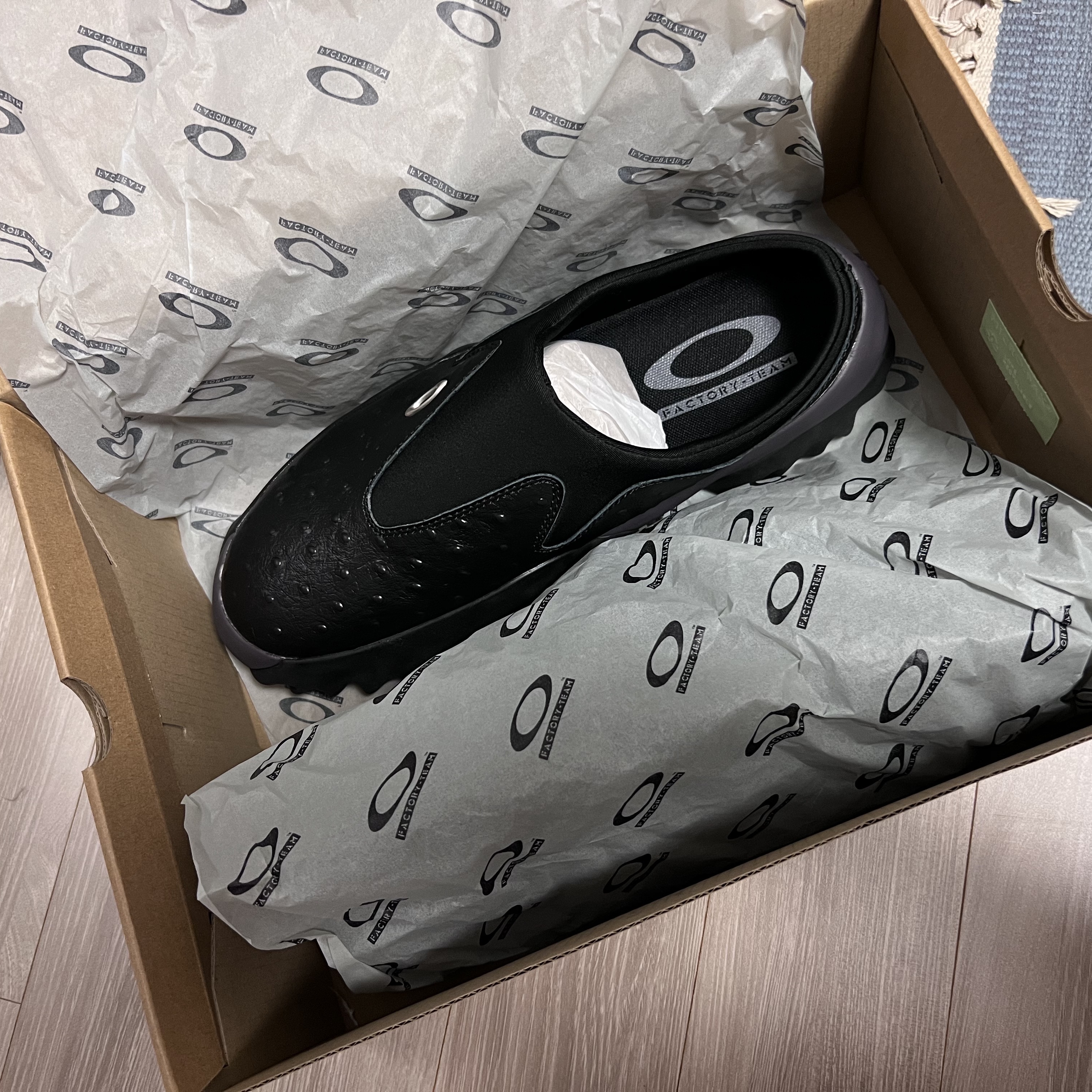 Oakley Factory Team x Brain Dead Ostrich Chop Saw Mule Black, Nike x Off-White Air VaporMax OG Black The Ten 착용 스타일 - 3