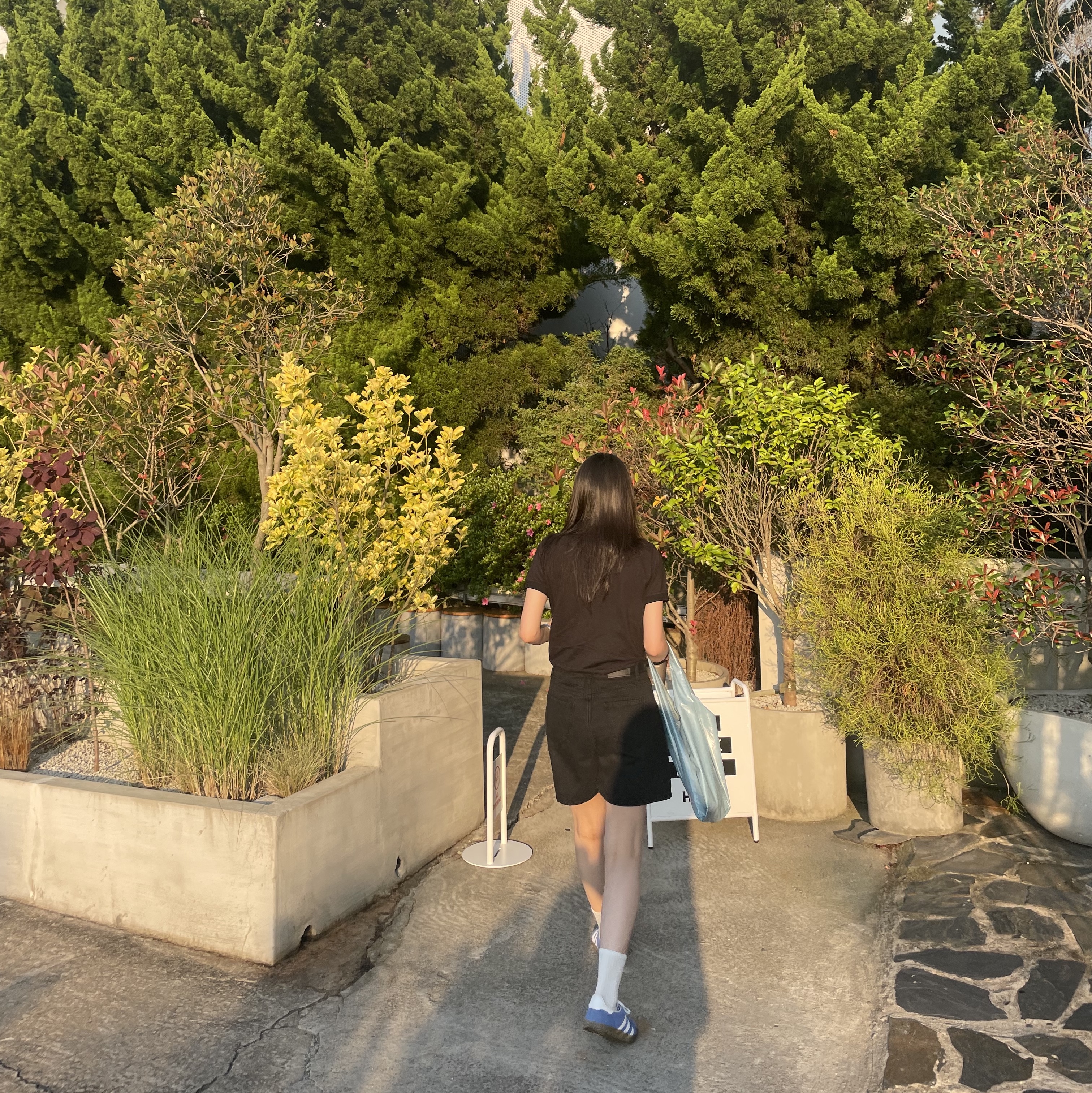(W) 아디다스 가젤 인도어 블루 퓨전 클라우드 화이트, 스투시 8볼 키체인 블랙 착용 스타일 - 1