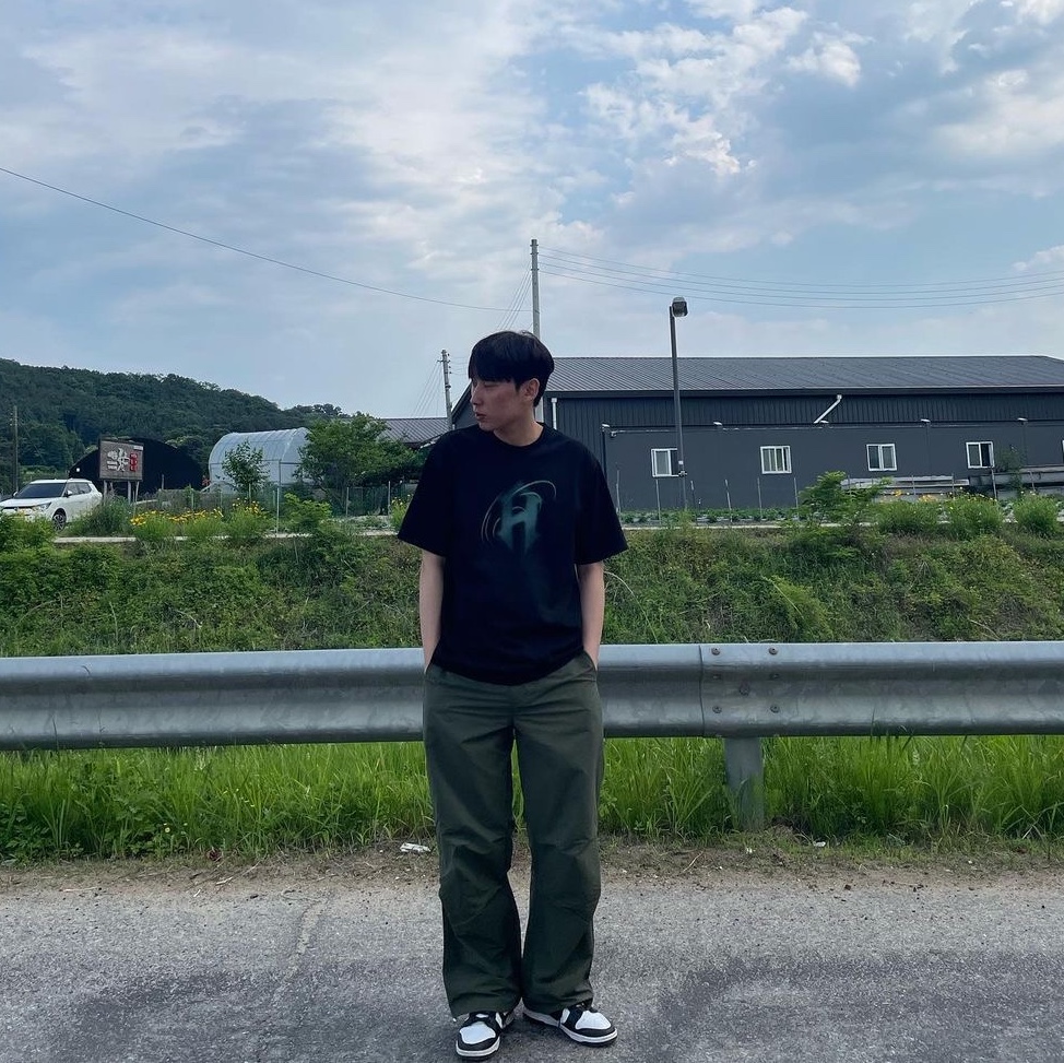 Art of Field Trail Graphic Short Sleeved T-Shirt Black, Art of Field Trail Graphic Short Sleeved T-Shirt White 착용 스타일