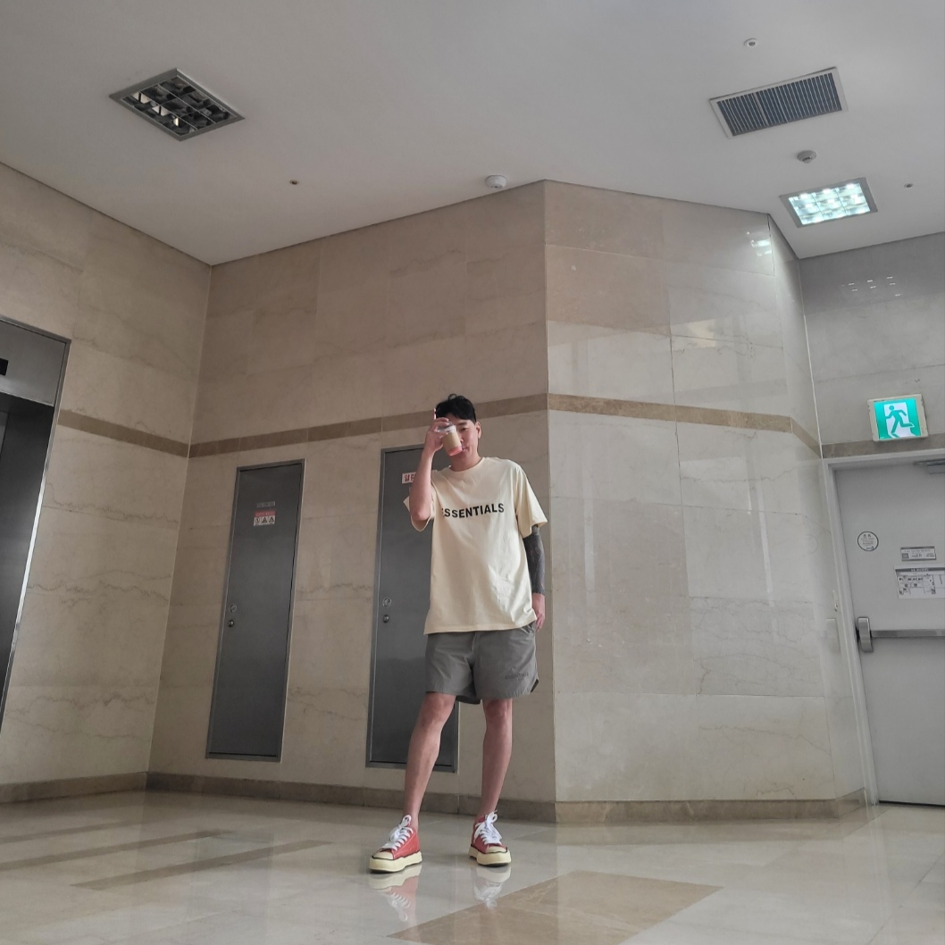 Maison Mihara Yasuhiro Peterson VL OG Sole Canvas Low-top Sneakers Orange, Essentials Volley Shorts Taupe - 21SS 착용 스타일