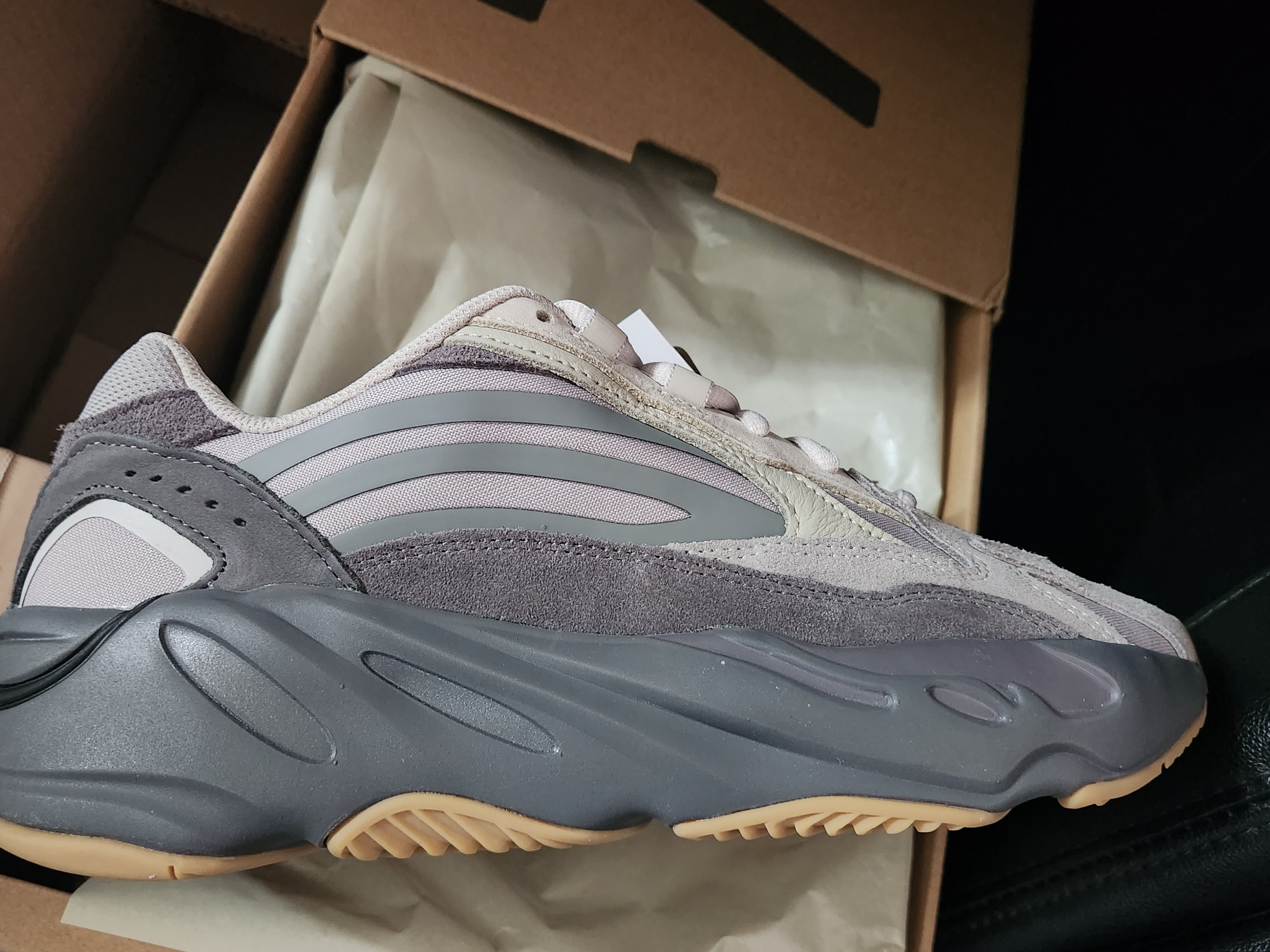 Adidas Yeezy Boost 700 V2 Tephra 2023 착용 스타일