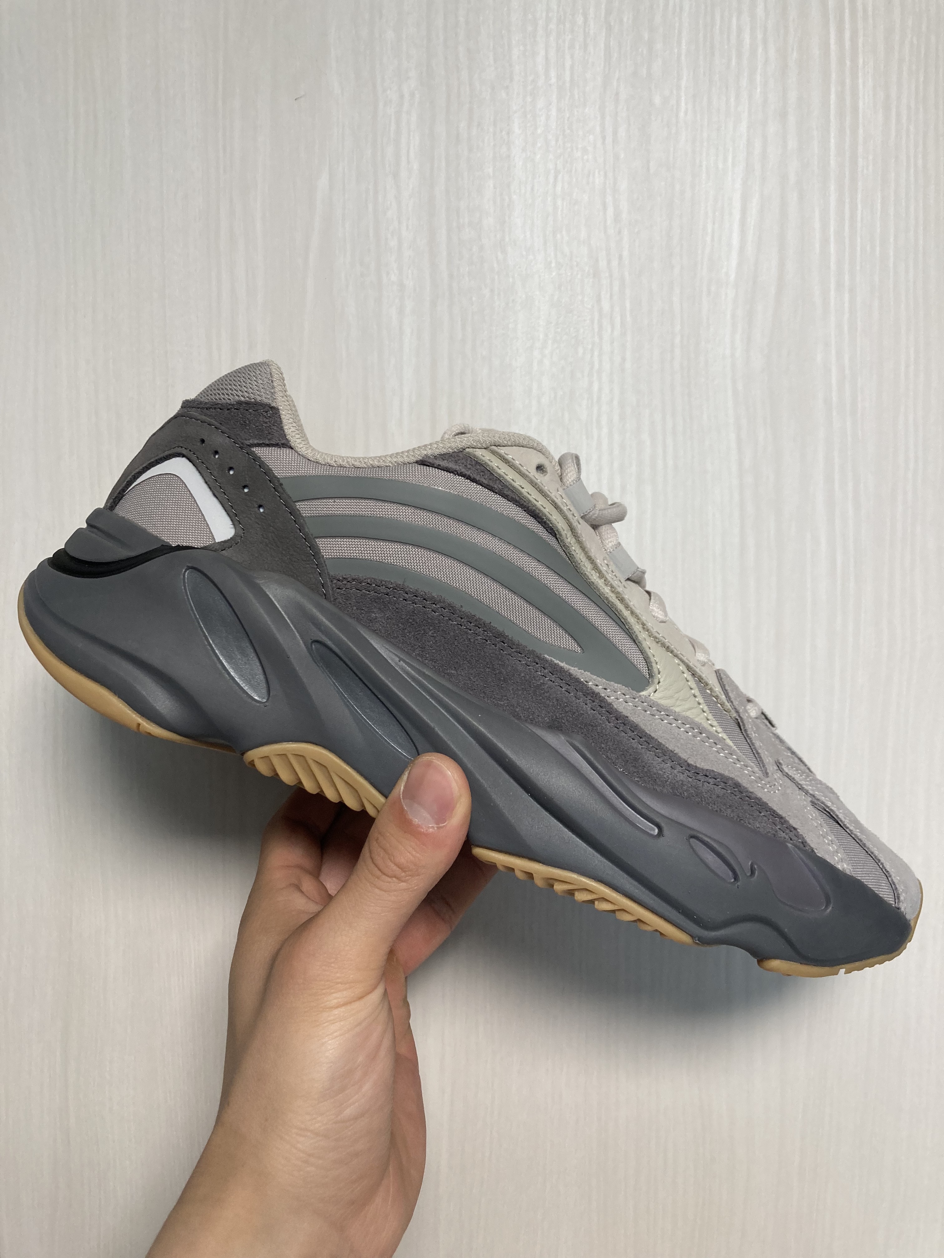 Adidas Yeezy Boost 700 V2 Tephra 2023 착용 스타일