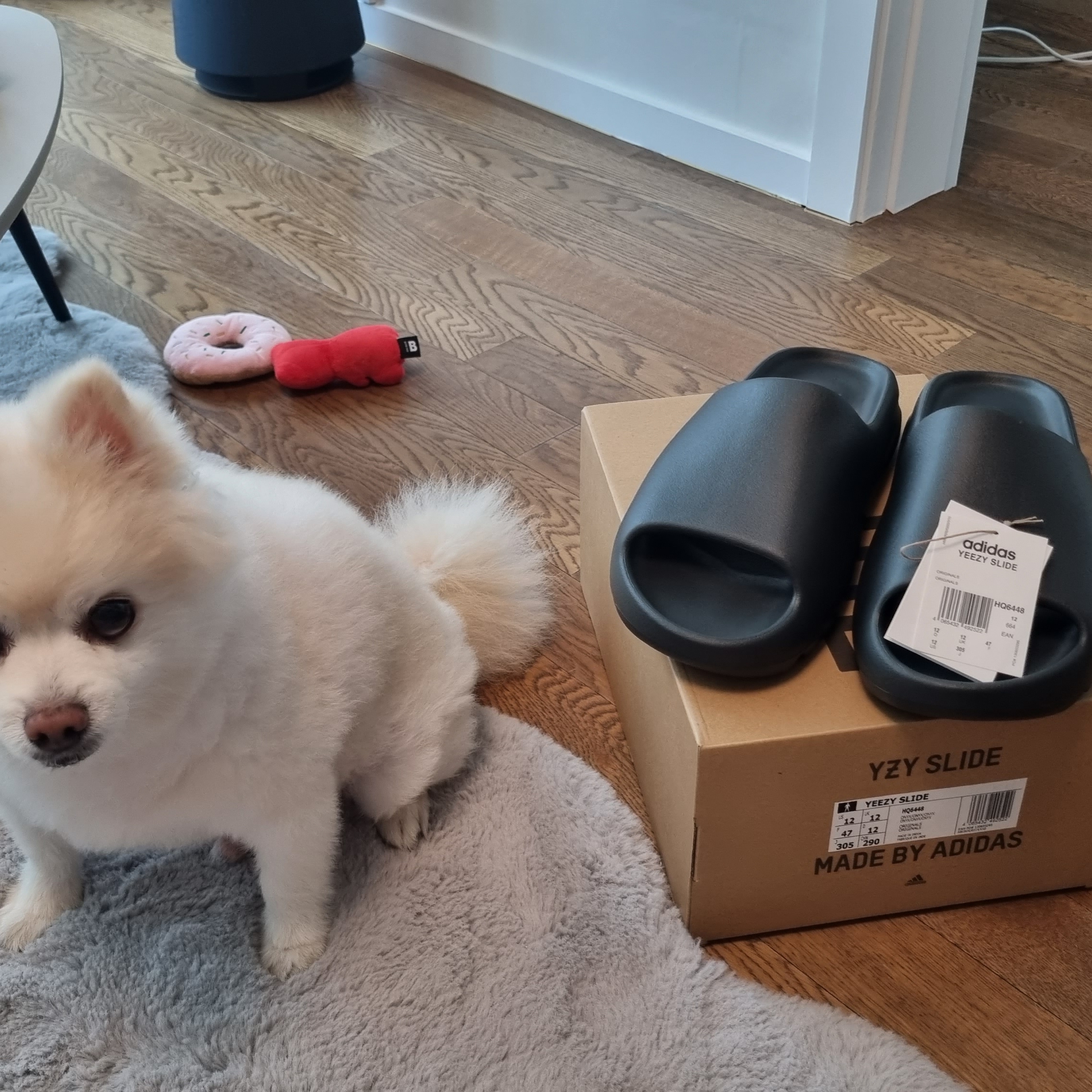 Adidas Yeezy Slide Onyx 착용 스타일
