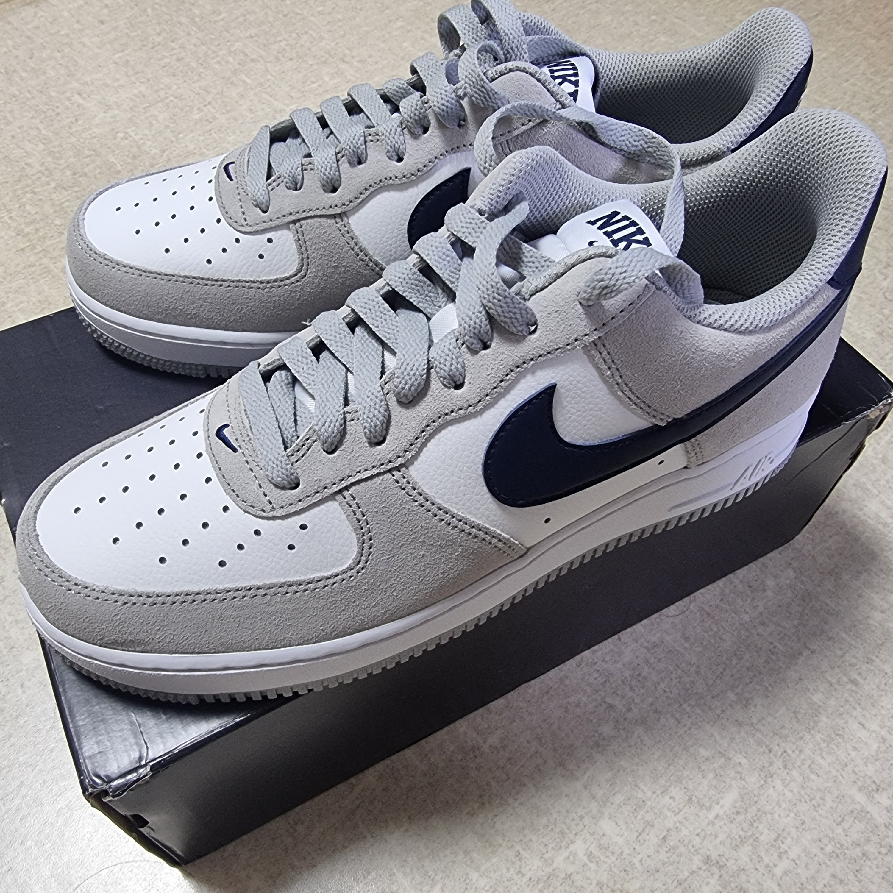 Nike Air Force 1 '07 Light Smoke Grey Midnight Navy 착용 스타일