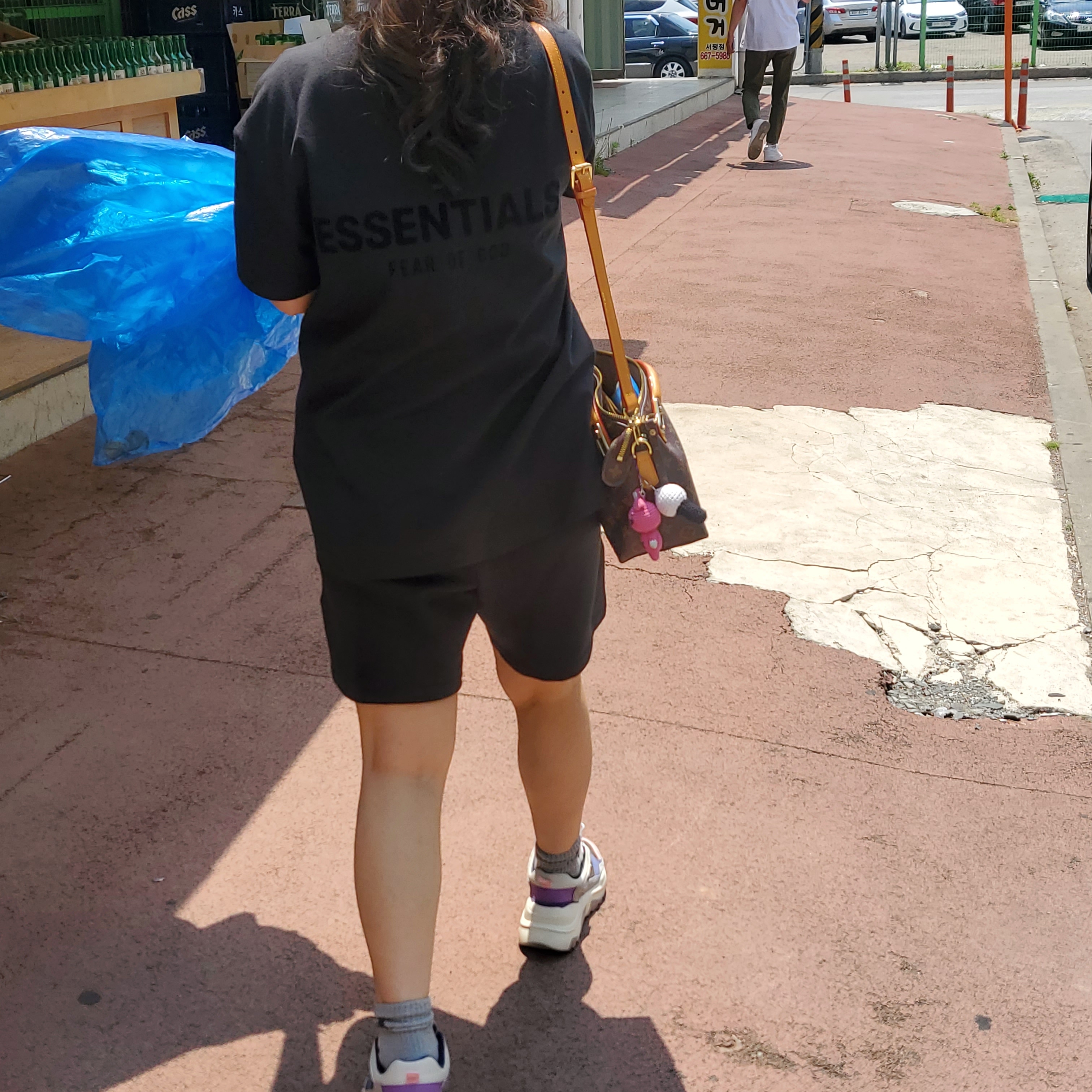 (Kids) Essentials The Core Collection Sweatshorts Stretch Limo, Essentials The Core Collection T-Shirt Stretch Limo 착용 스타일 - 2