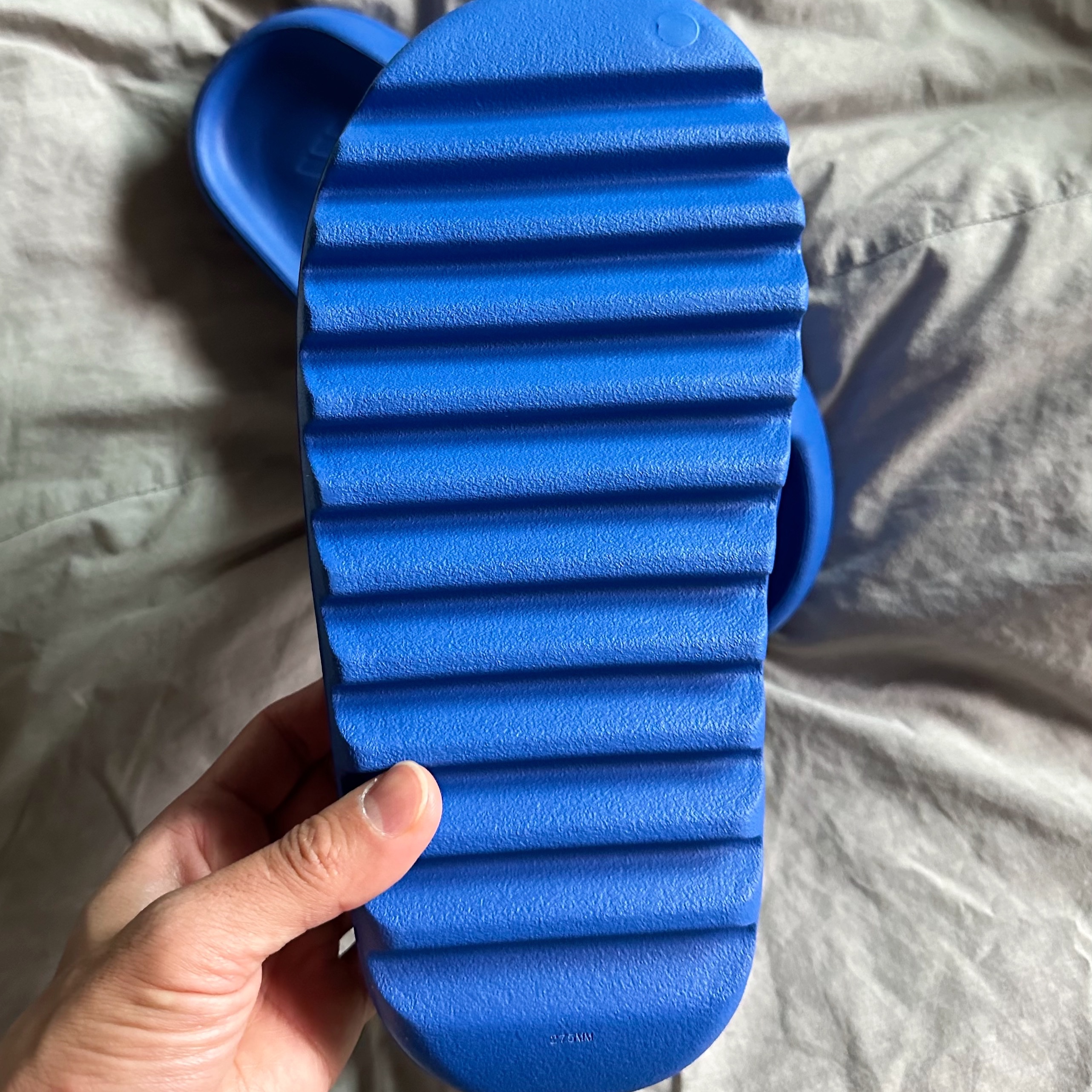 Adidas Yeezy Slide Azure 착용 스타일 - 4