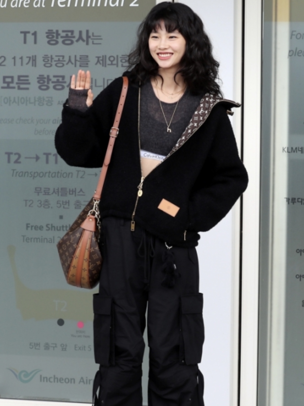 Louis Vuitton Loop Hobo Monogram 착용 스타일 - 2