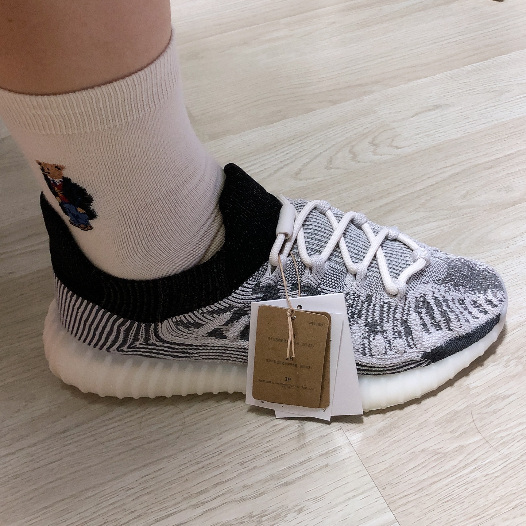 Adidas Yeezy 350 V2 CMPCT Slate White 착용 스타일 - 3