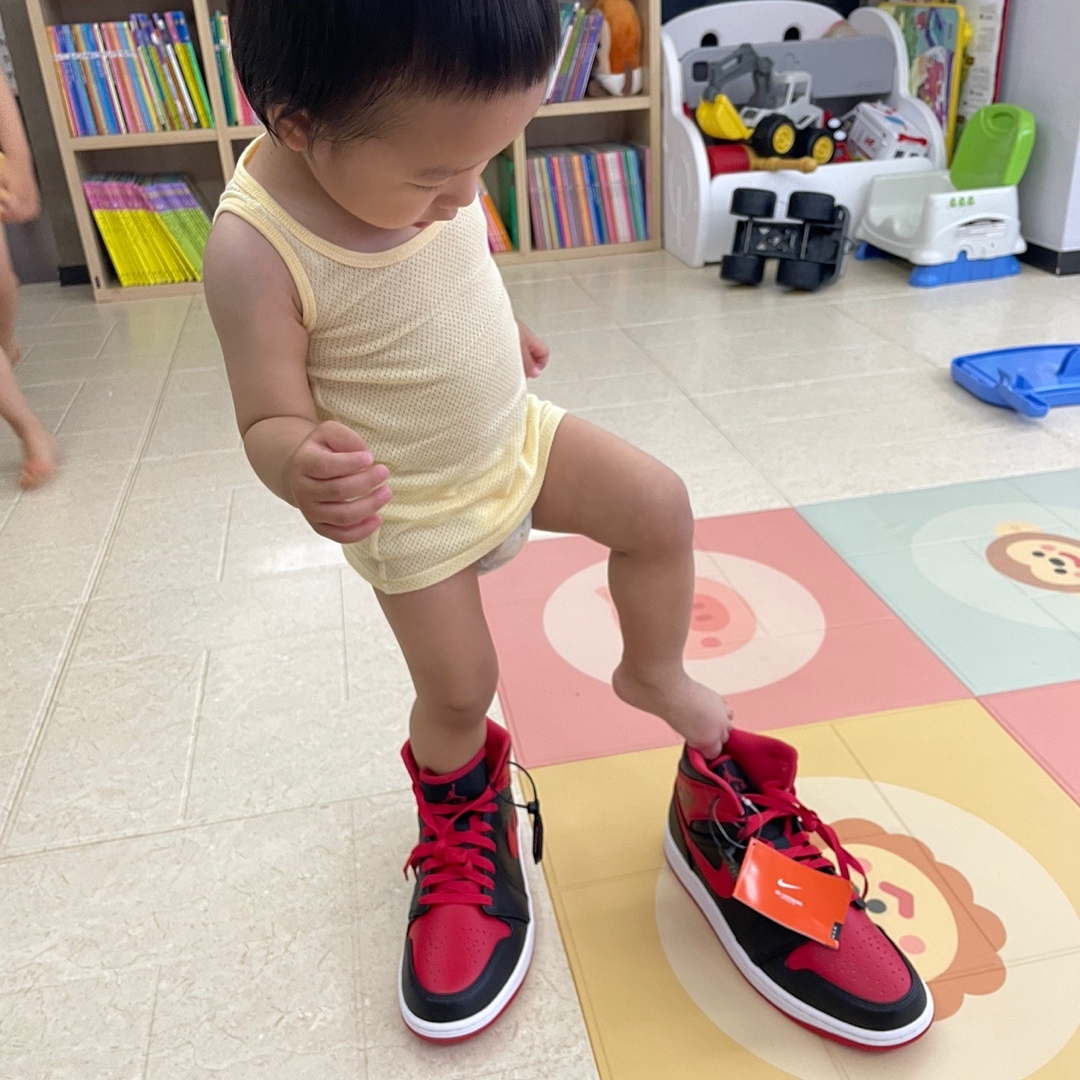 Jordan 1 Mid Black Fire Red 착용 스타일