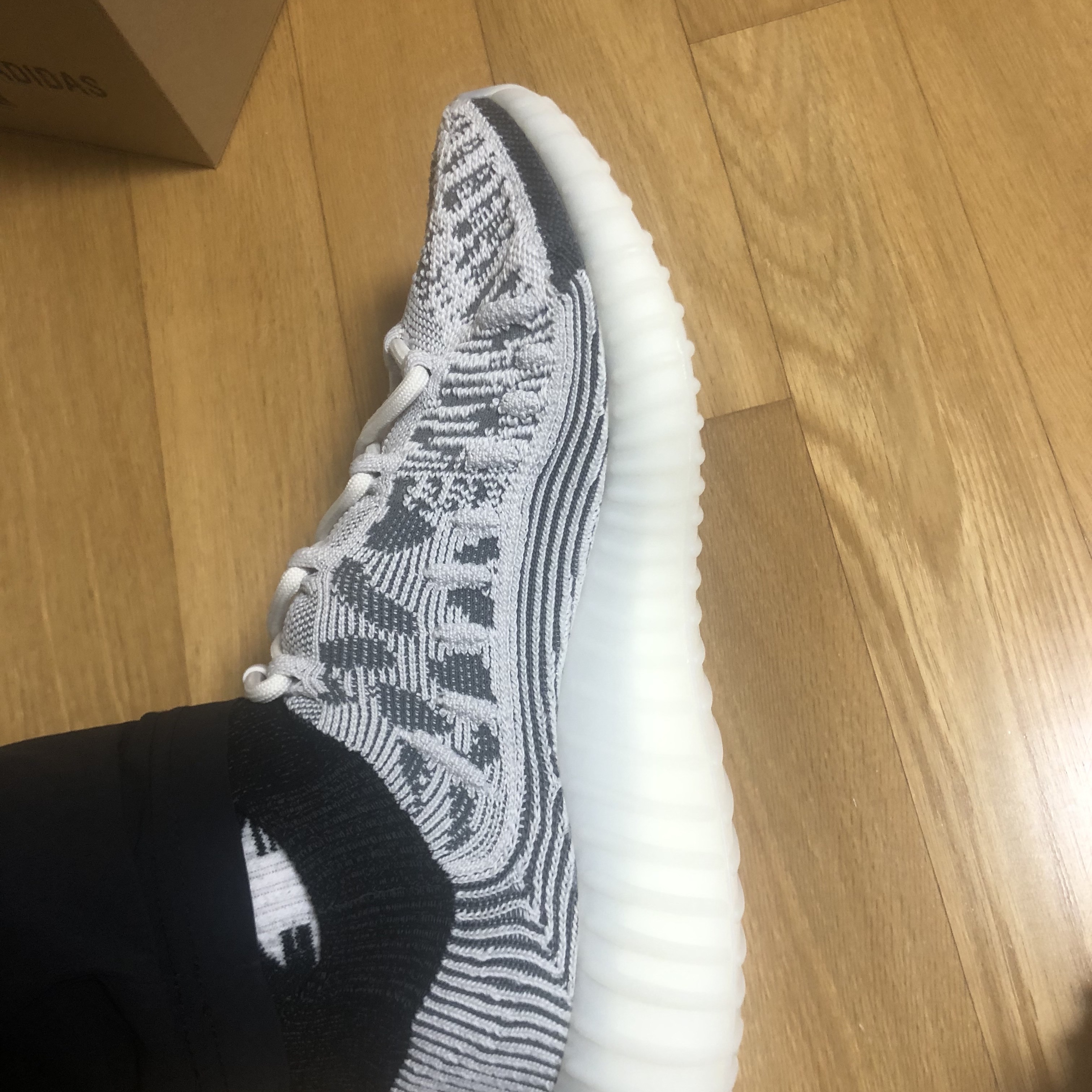 Adidas Yeezy 350 V2 CMPCT Slate White 착용 스타일 - 3