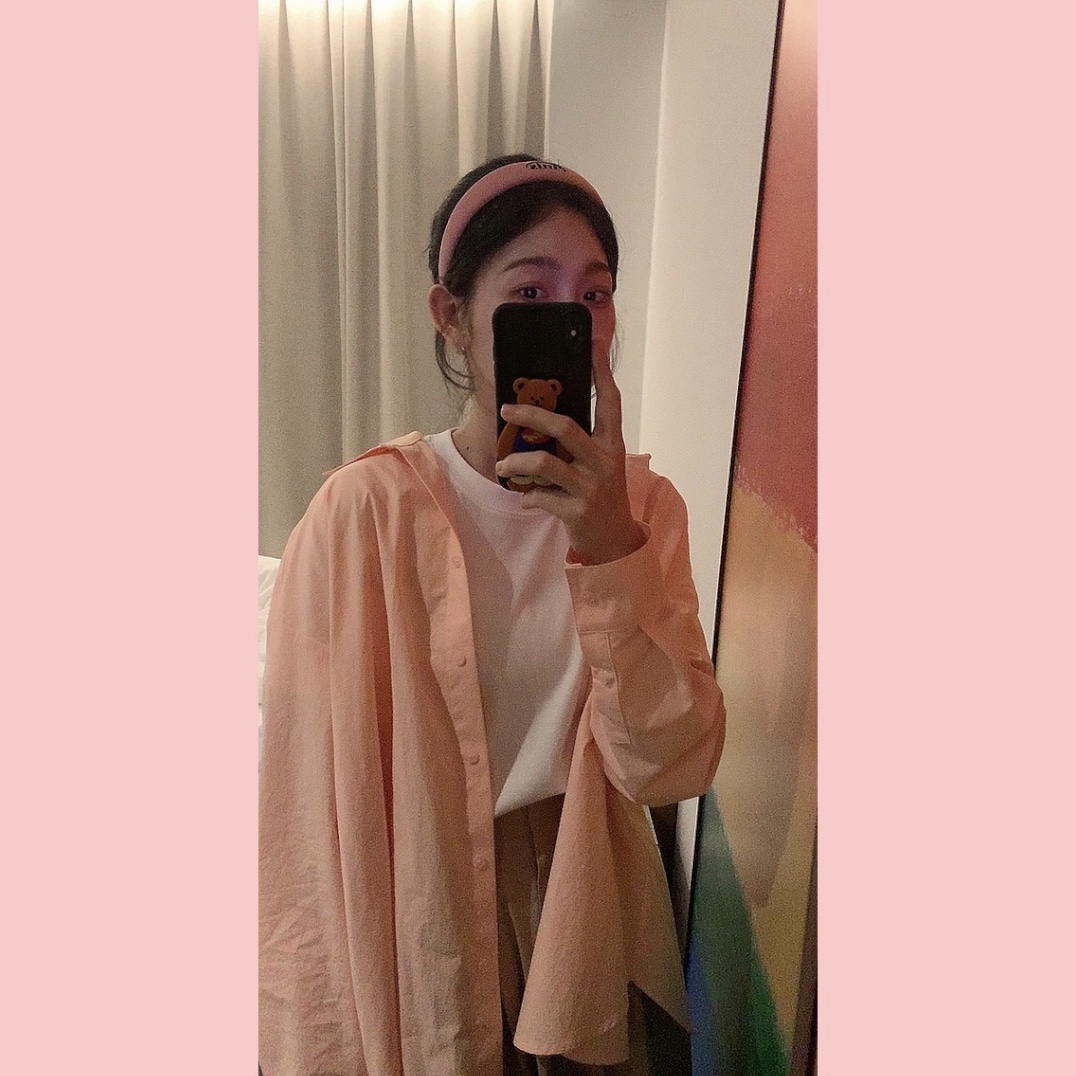 아미 스몰 하트 로고 티셔츠 화이트, 뉴발란스 530 실버 그레이 착용 스타일 - 2