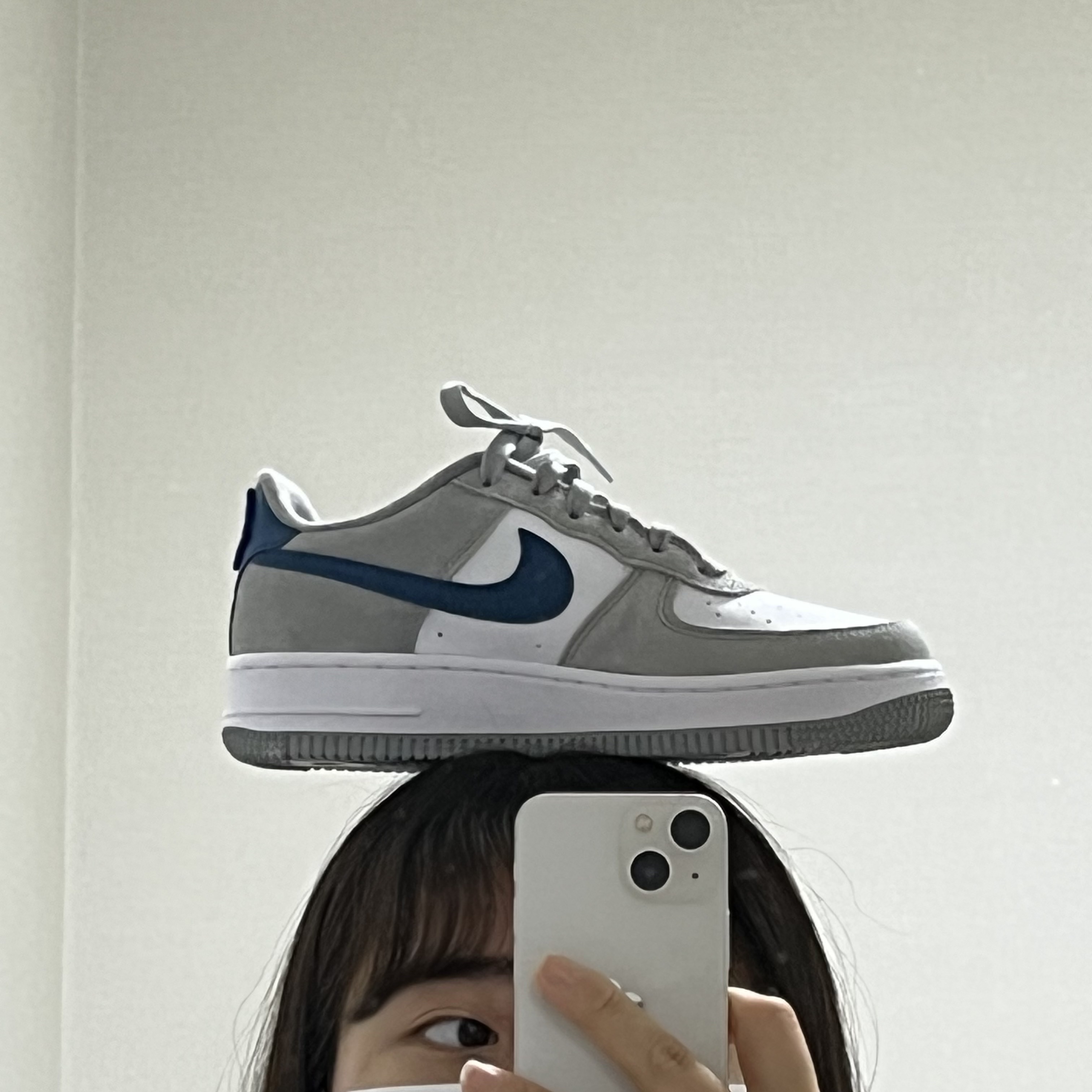 (GS) Nike Air Force 1 LV8 Athletic Club Light Smoke Grey Marina 착용 스타일 - 1