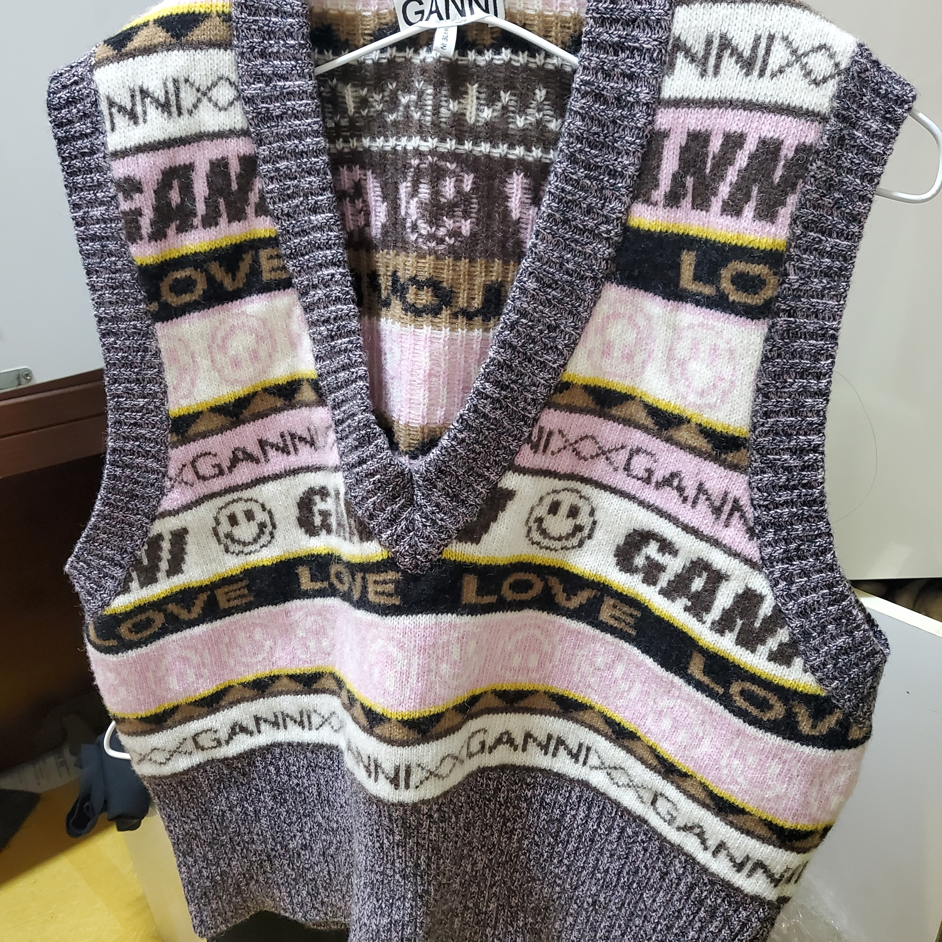 (W) Ganni Graphic V-Neck Vest Petrified Oak 착용 스타일 - 2