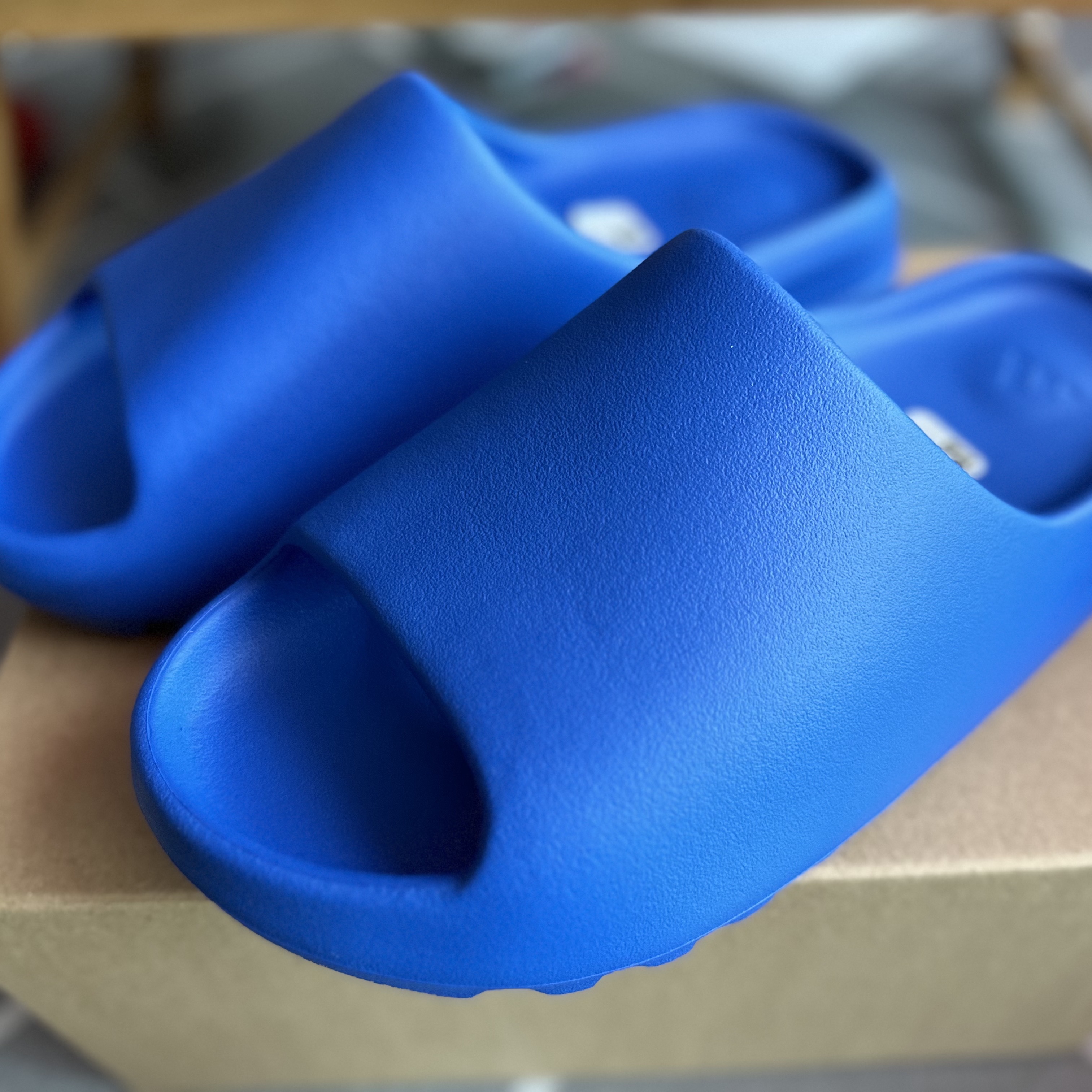 Adidas Yeezy Slide Azure 착용 스타일