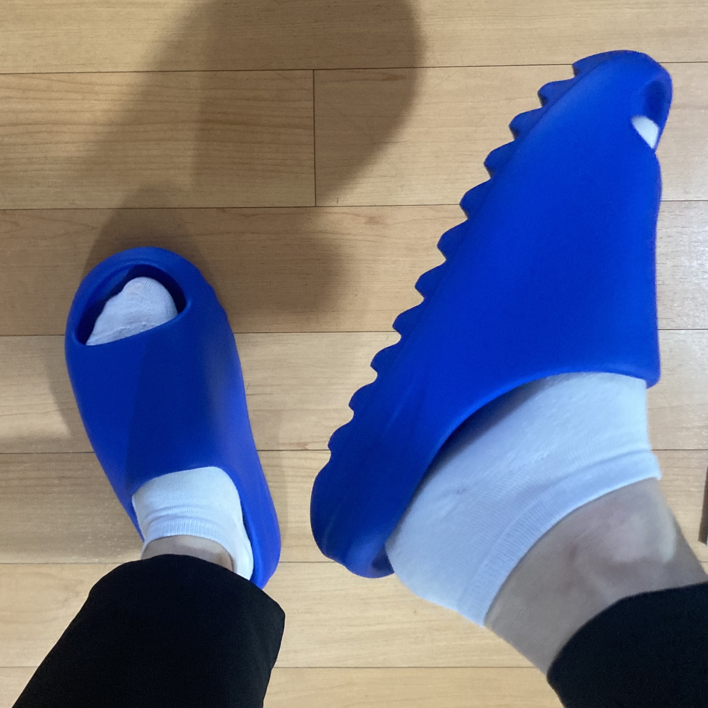 Adidas Yeezy Slide Azure 착용 스타일 - 3