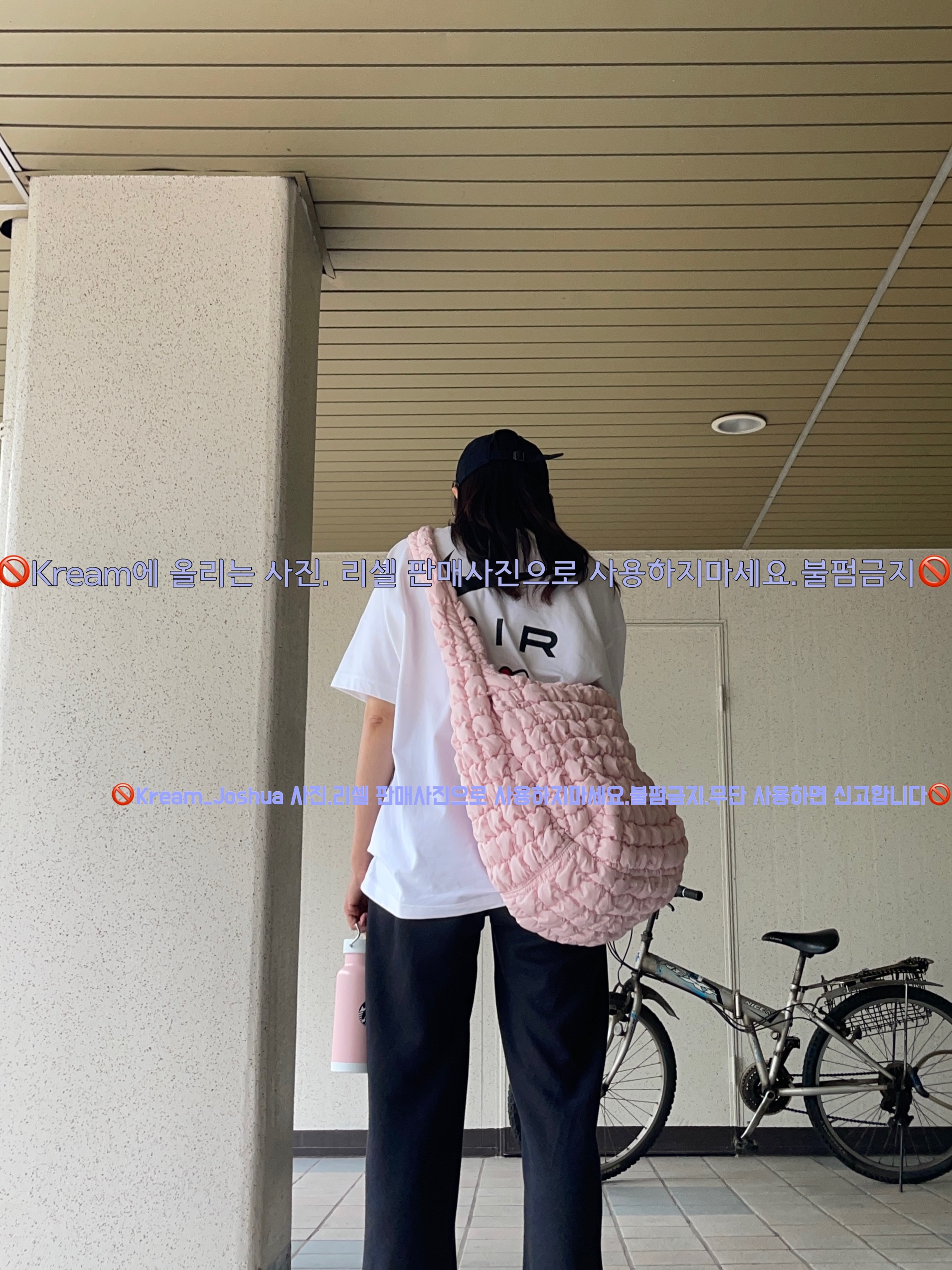 COS Quilted Oversized Shoulder Bag Pink, (W) Jordan 1 Mid Barely Rose 착용 스타일 - 1