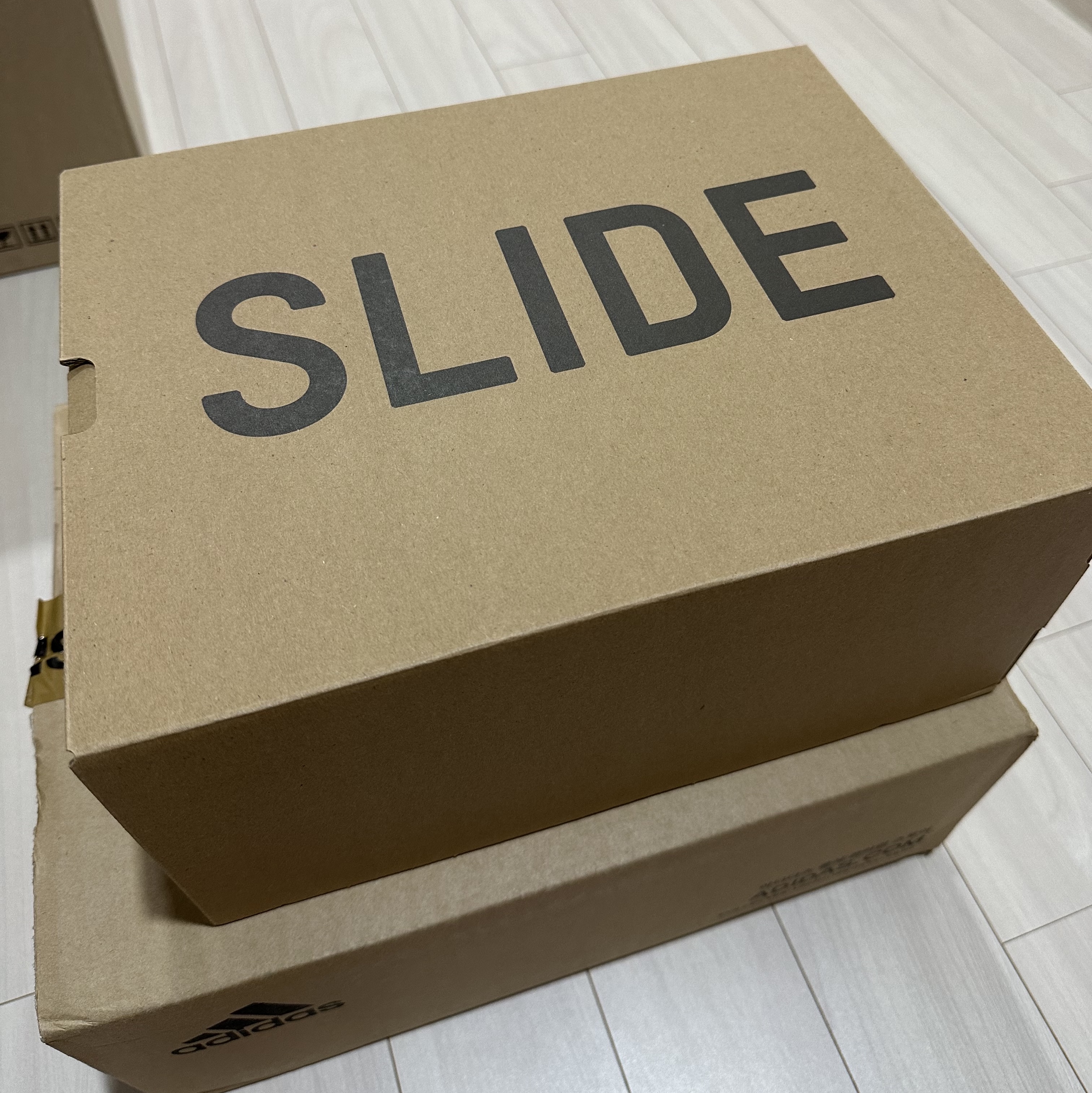 Adidas Yeezy Slide Onyx 착용 스타일 - 5