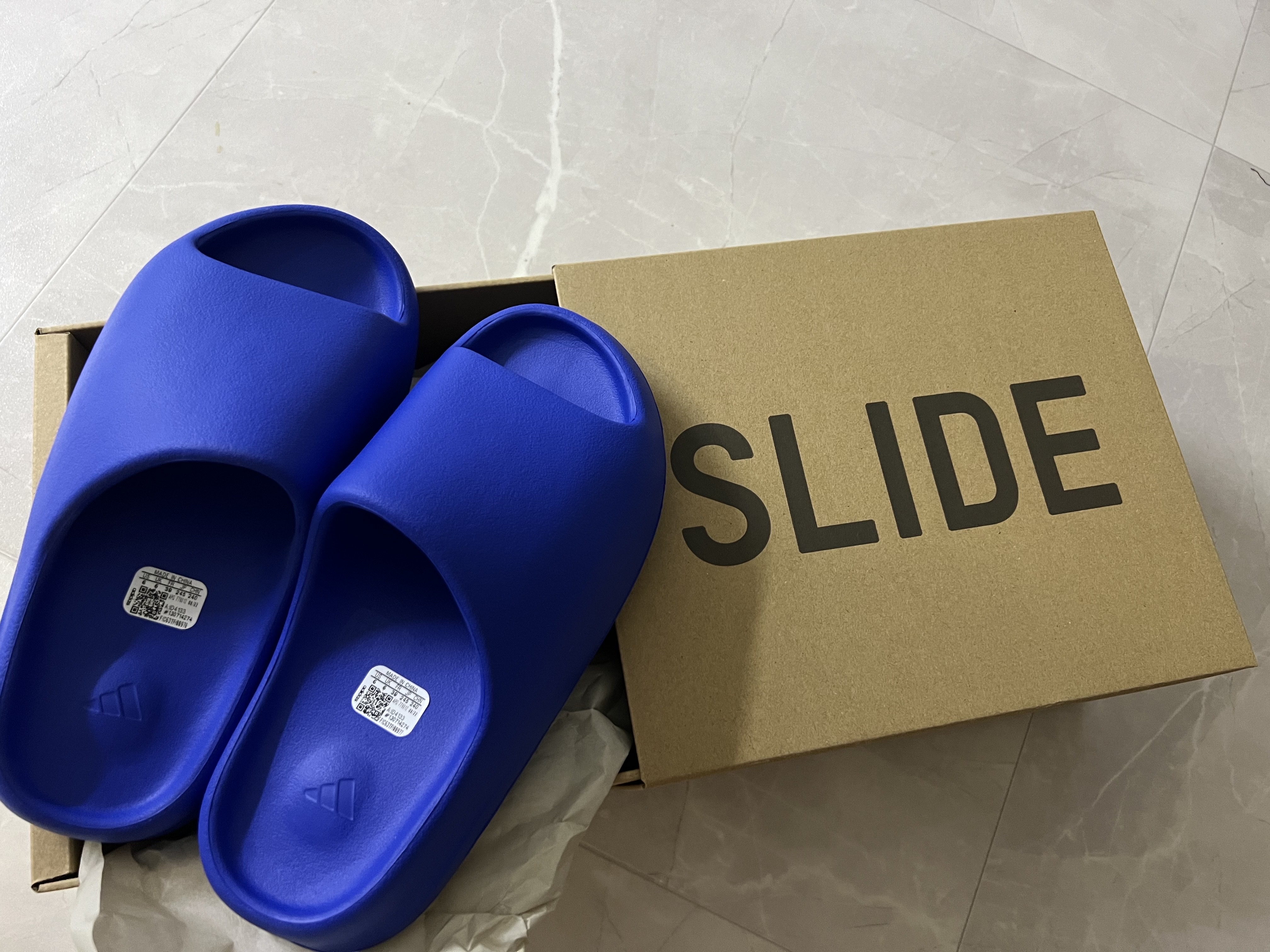 Adidas Yeezy Slide Azure 착용 스타일