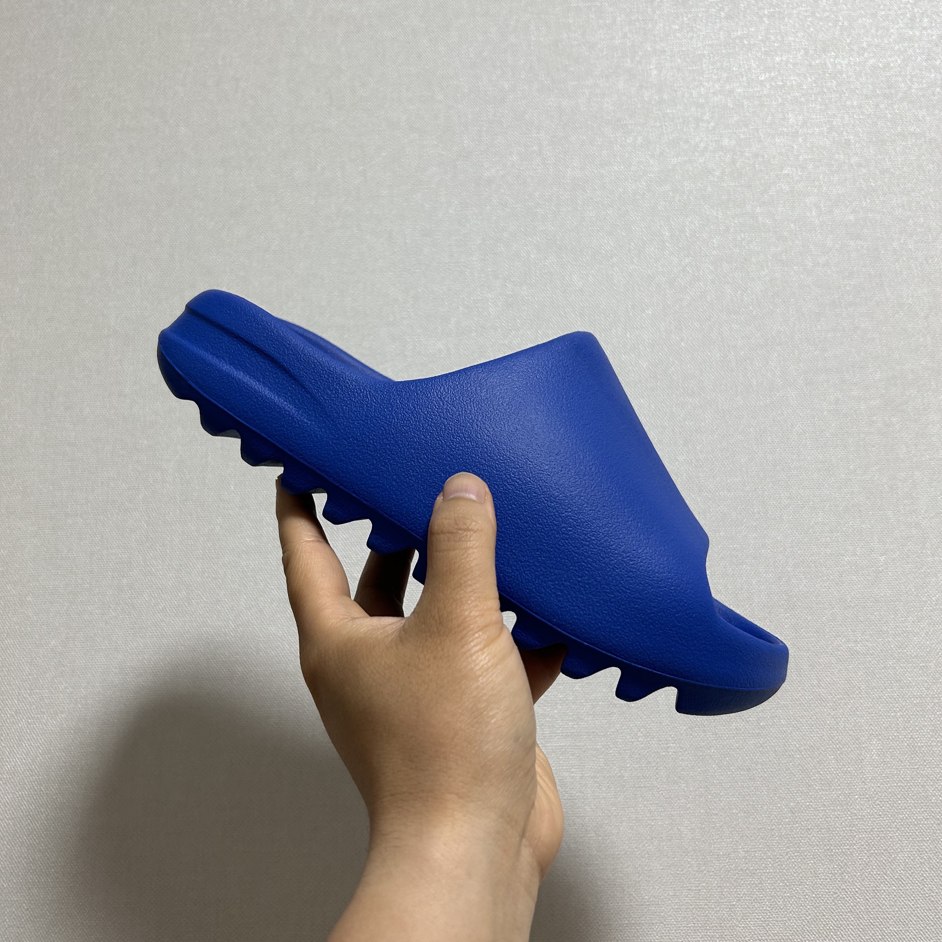 Adidas Yeezy Slide Azure 착용 스타일 - 1