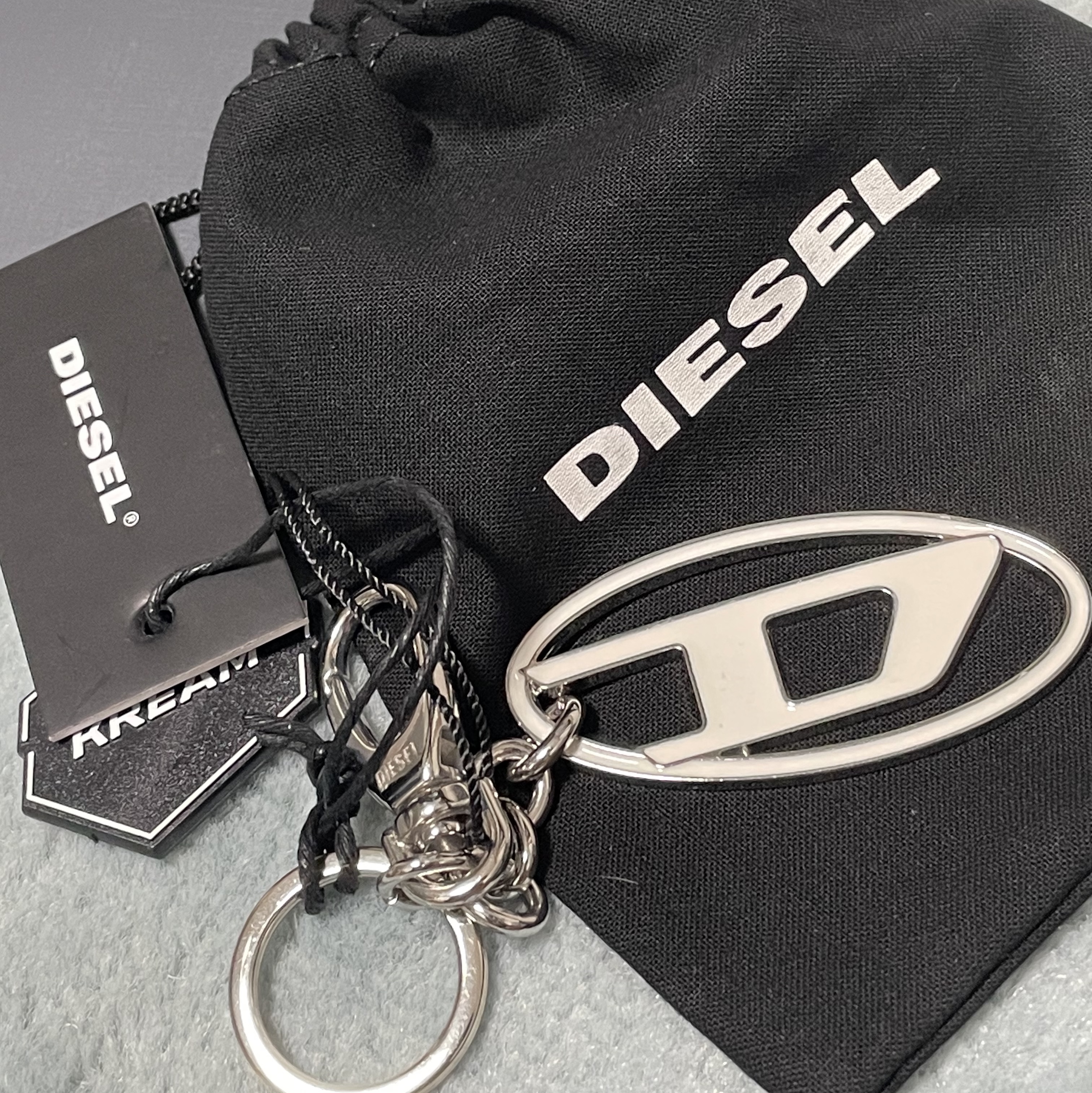 Diesel Holy B Logo Keyring White 착용 스타일