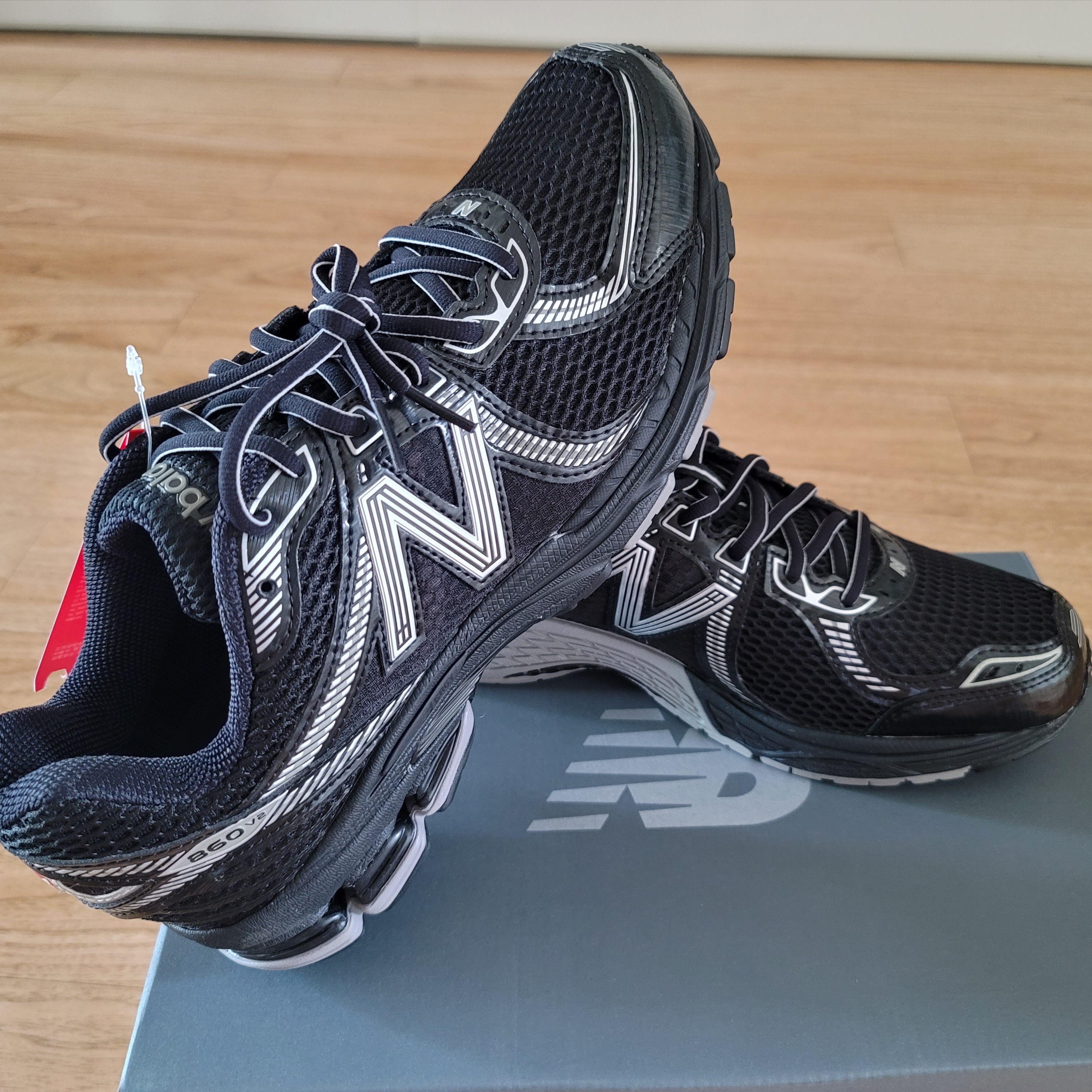 New Balance 860v2 Black Grey 착용 스타일 - 3