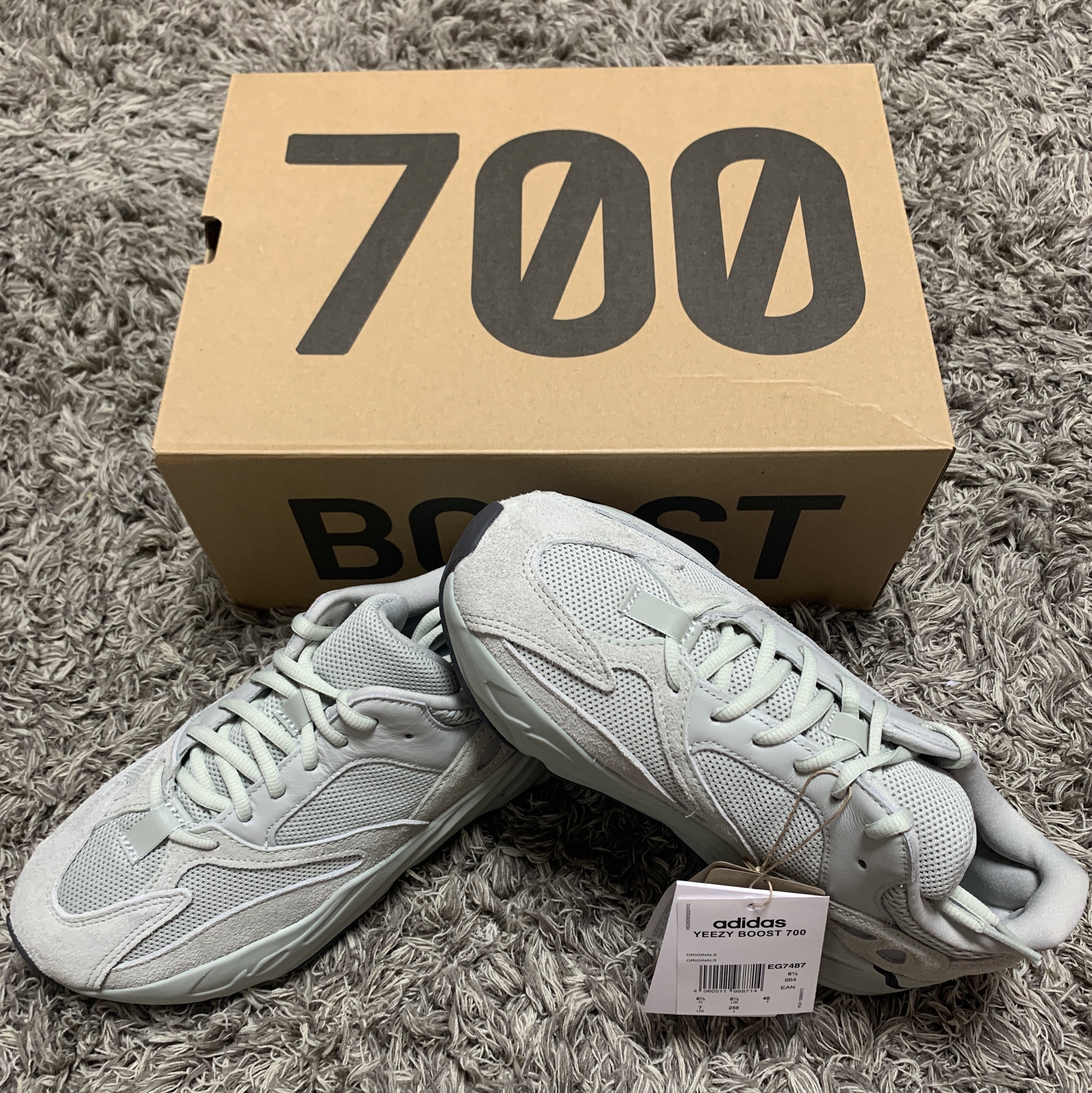 Adidas Yeezy Boost 700 Salt 2023 착용 스타일