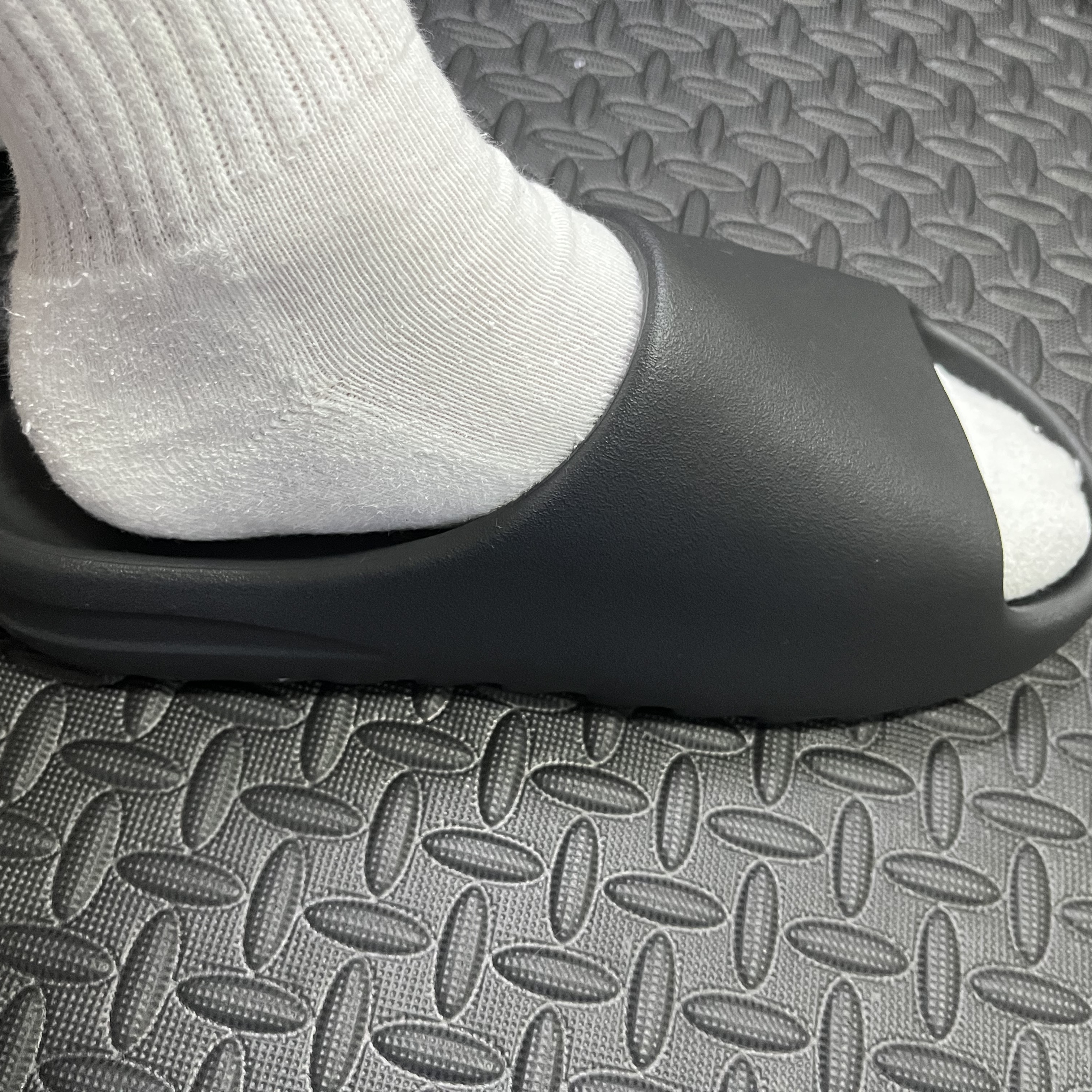 Adidas Yeezy Slide Azure, Adidas Yeezy Slide Onyx 착용 스타일 - 2