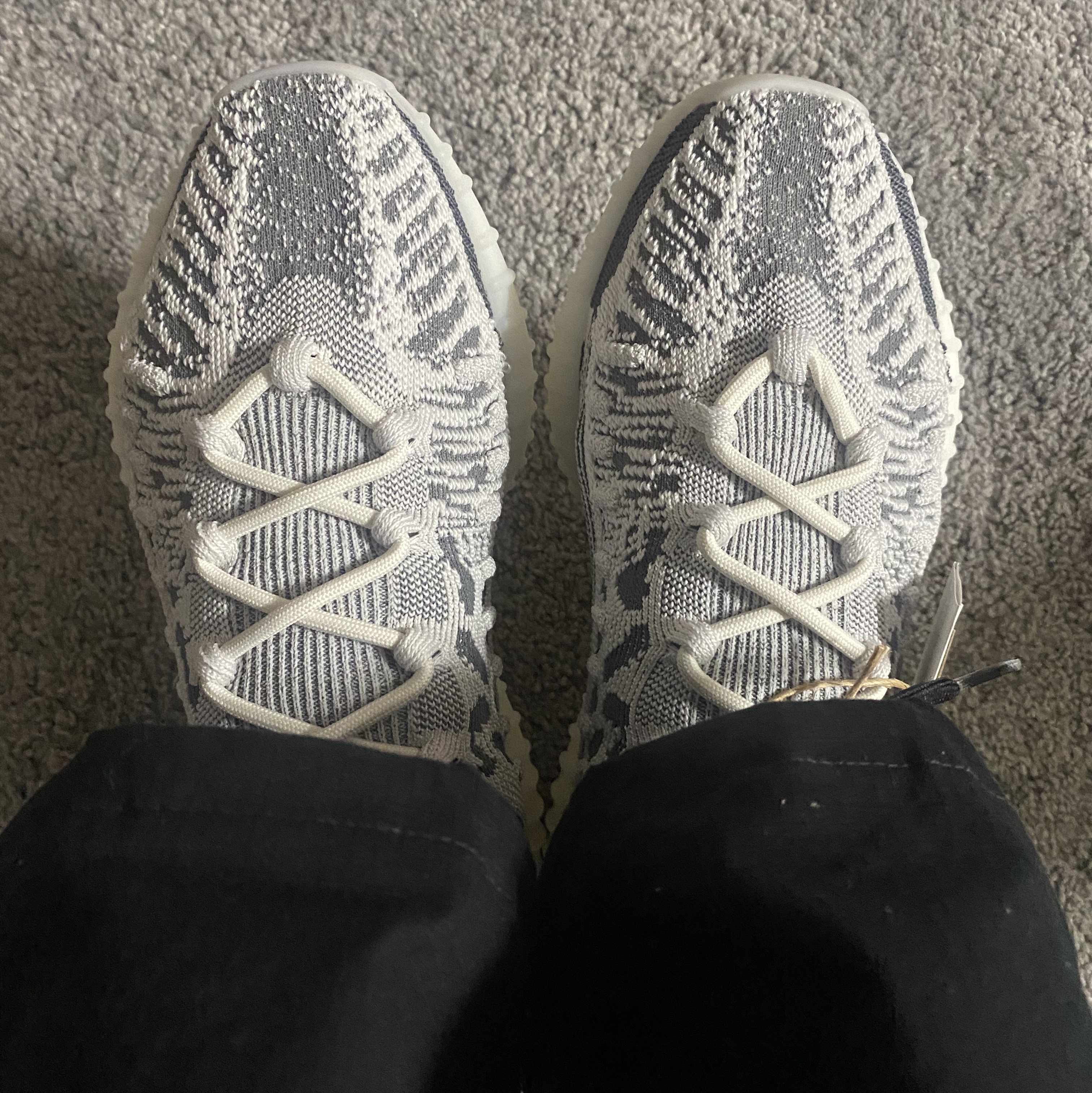 Adidas Yeezy 350 V2 CMPCT Slate White 착용 스타일 - 2