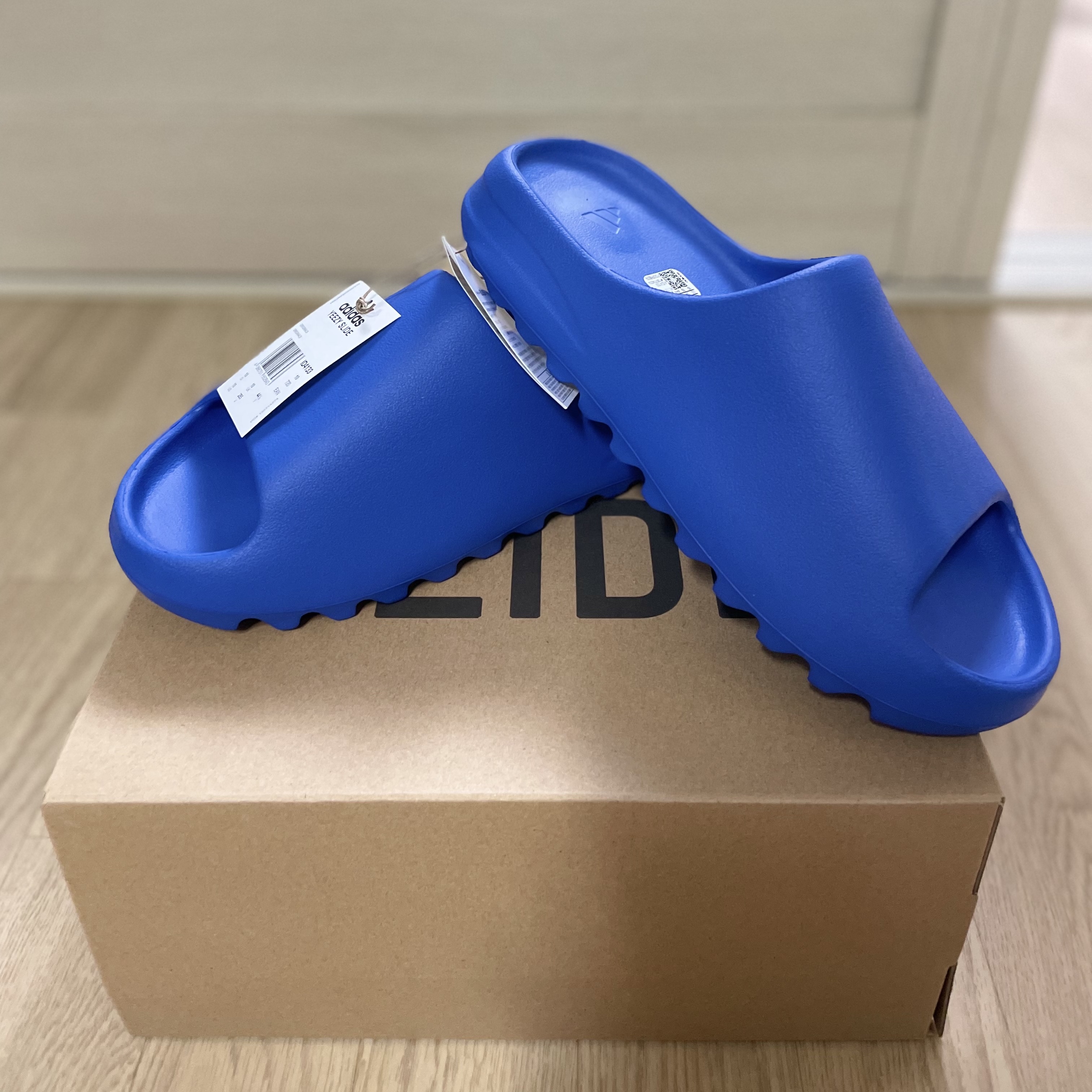 Adidas Yeezy Slide Azure 착용 스타일 - 2