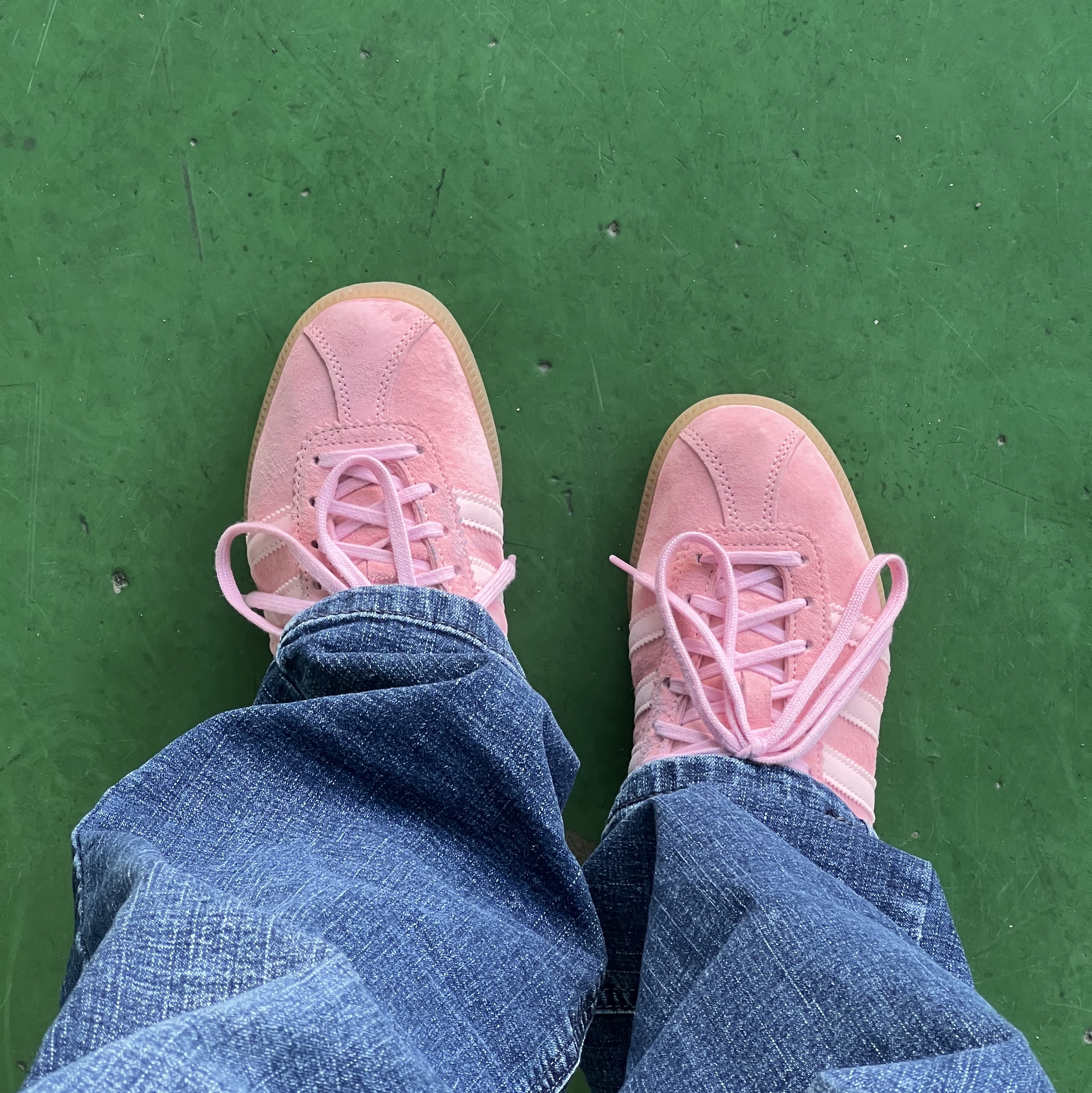 Adidas Bermuda Glow Pink 착용 스타일