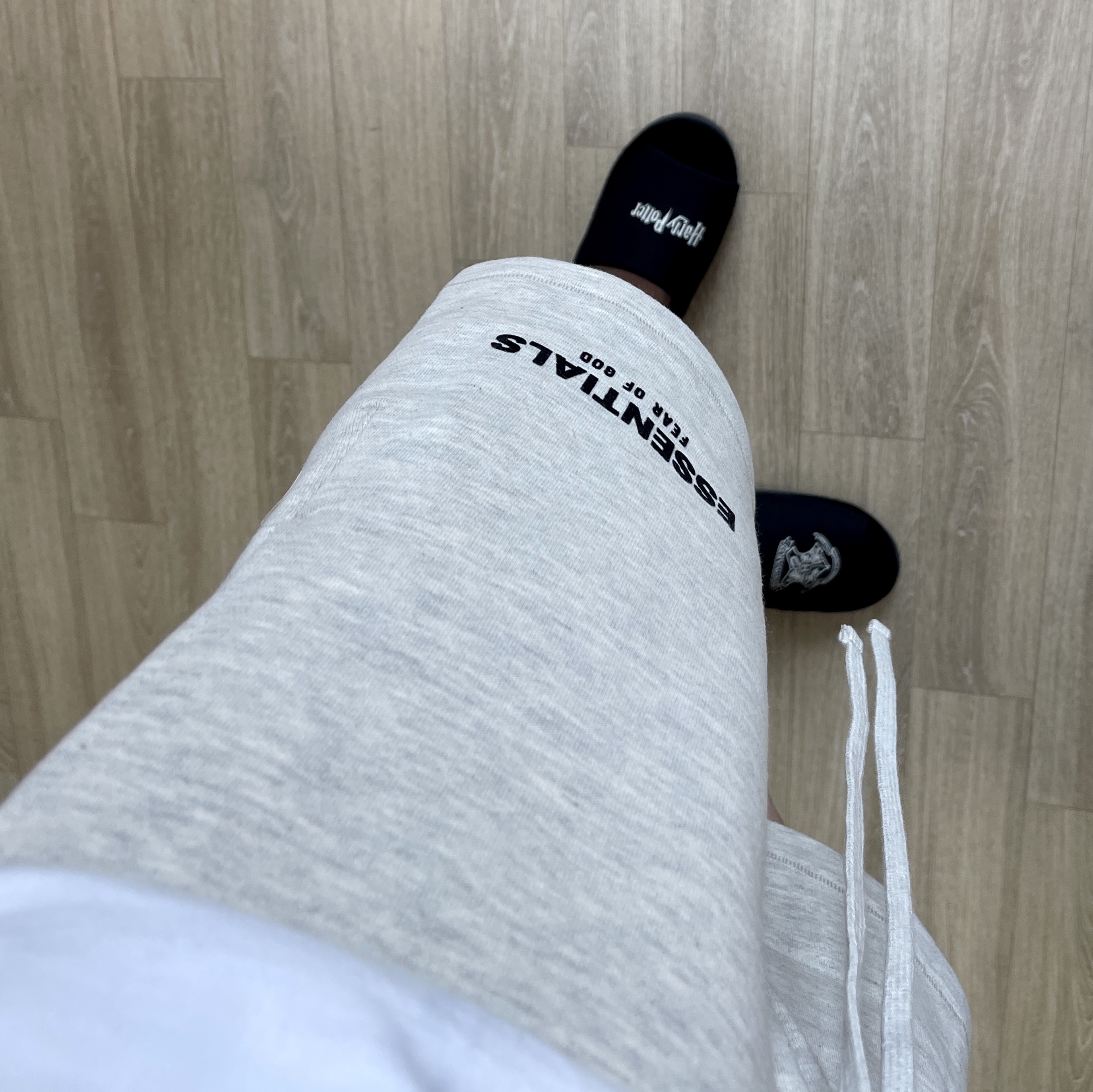 Essentials The Core Collection Sweatshorts Light Oatmeal 착용 스타일