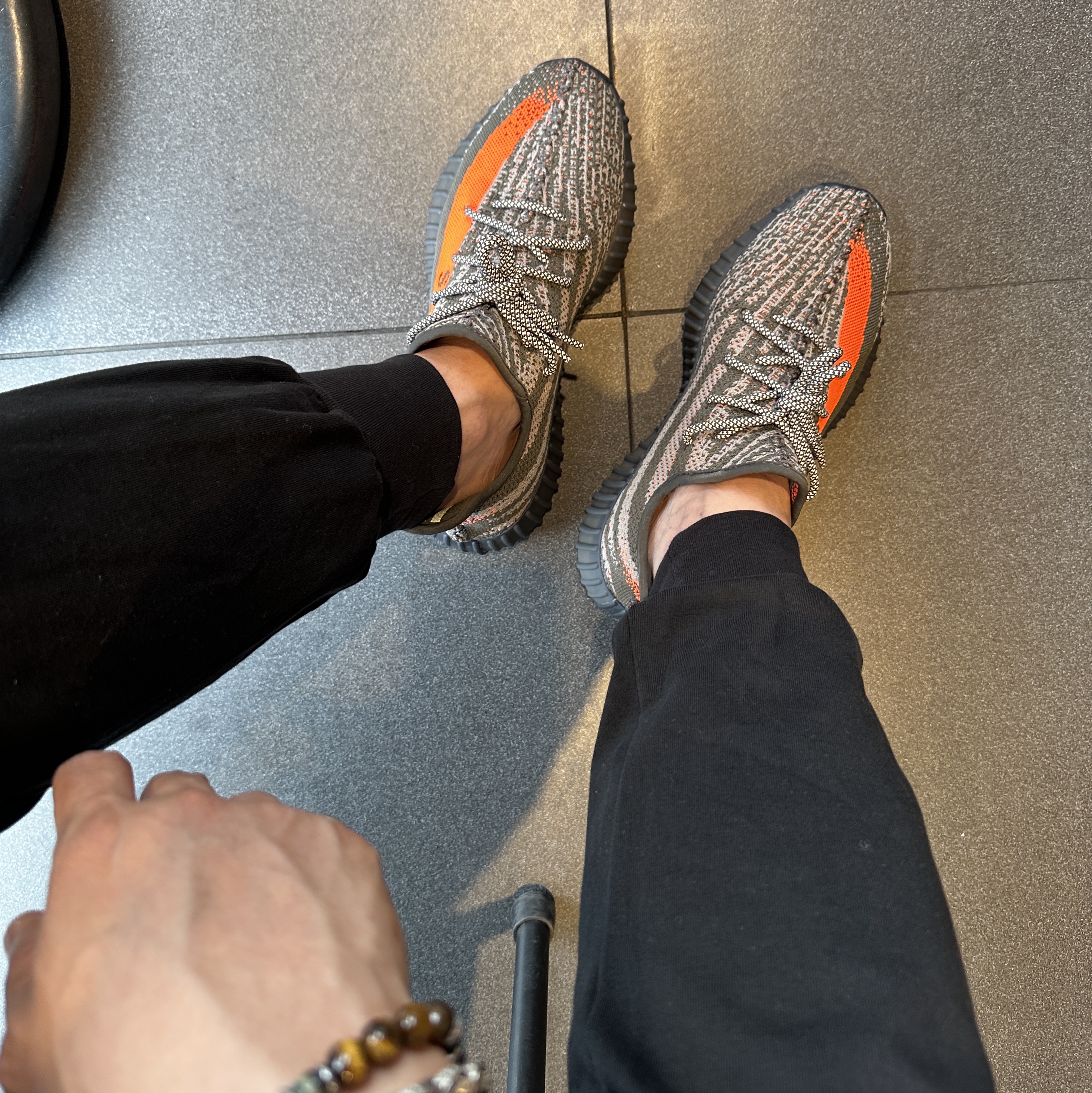 Adidas Yeezy Boost 350 V2 Carbon Beluga 착용 스타일