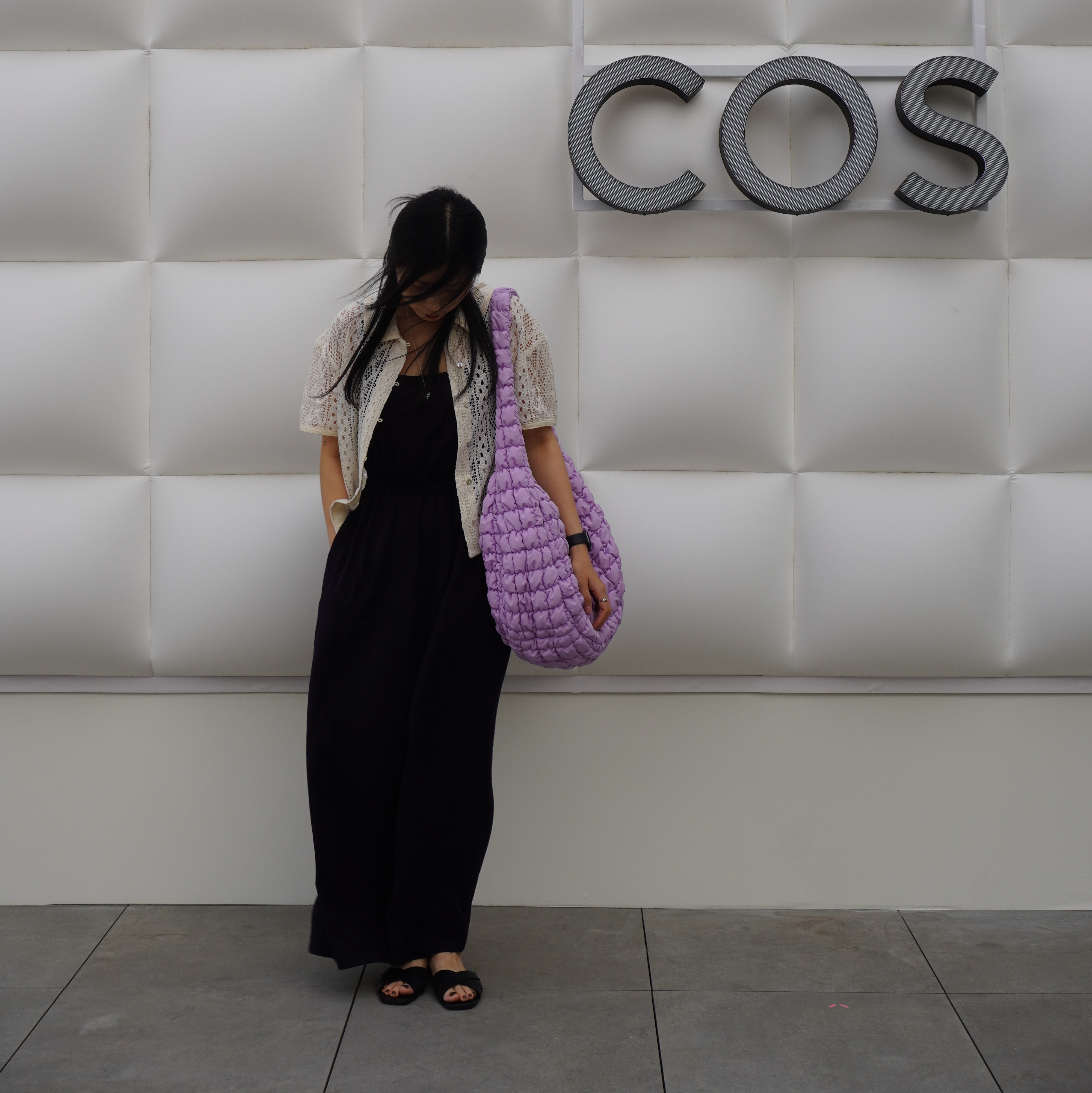 COS Quilted Oversized Shoulder Bag Purple, COS Quilted Micro Bag Pink 착용 스타일 - 3