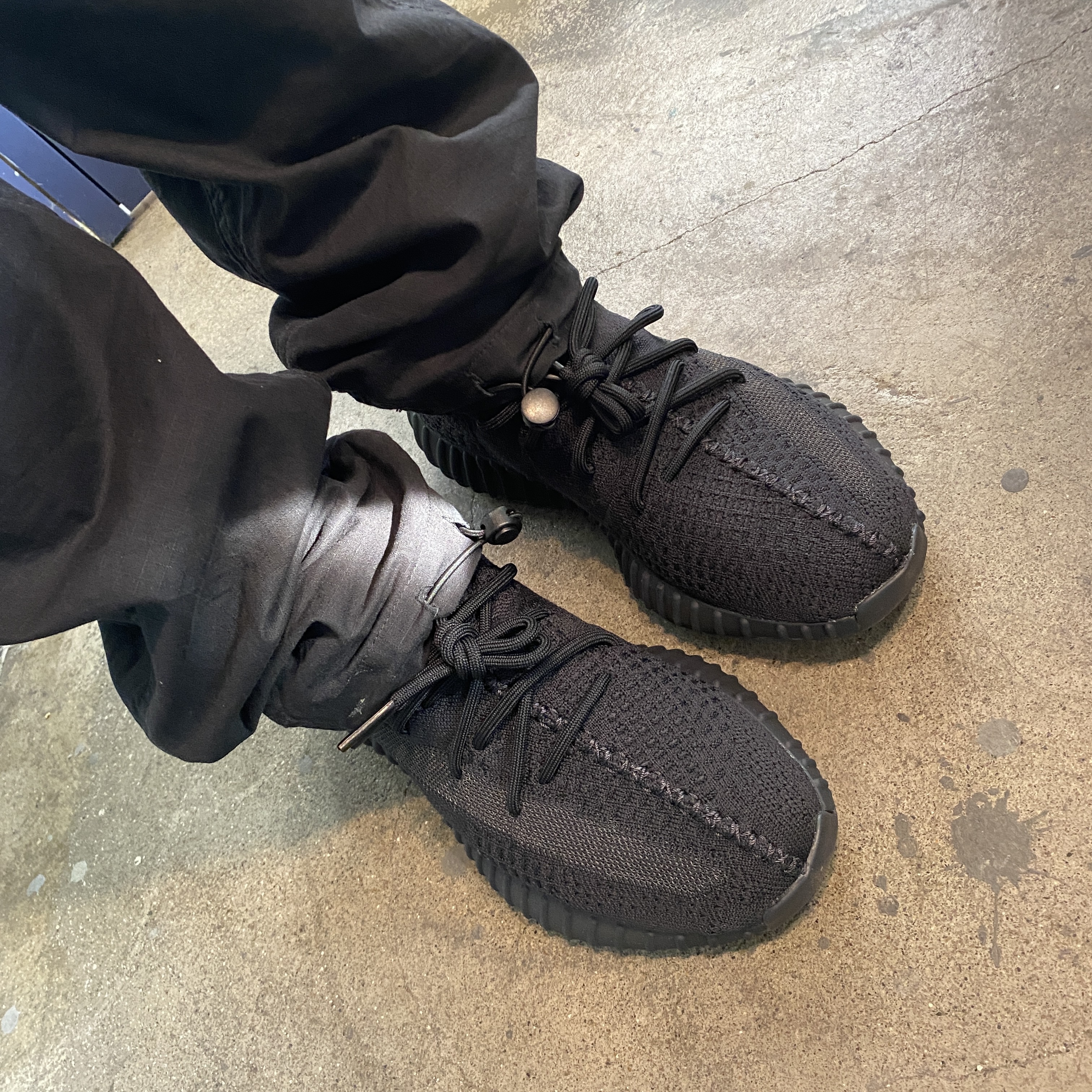 Adidas Yeezy Boost 350 V2 Onyx 착용 스타일 - 1