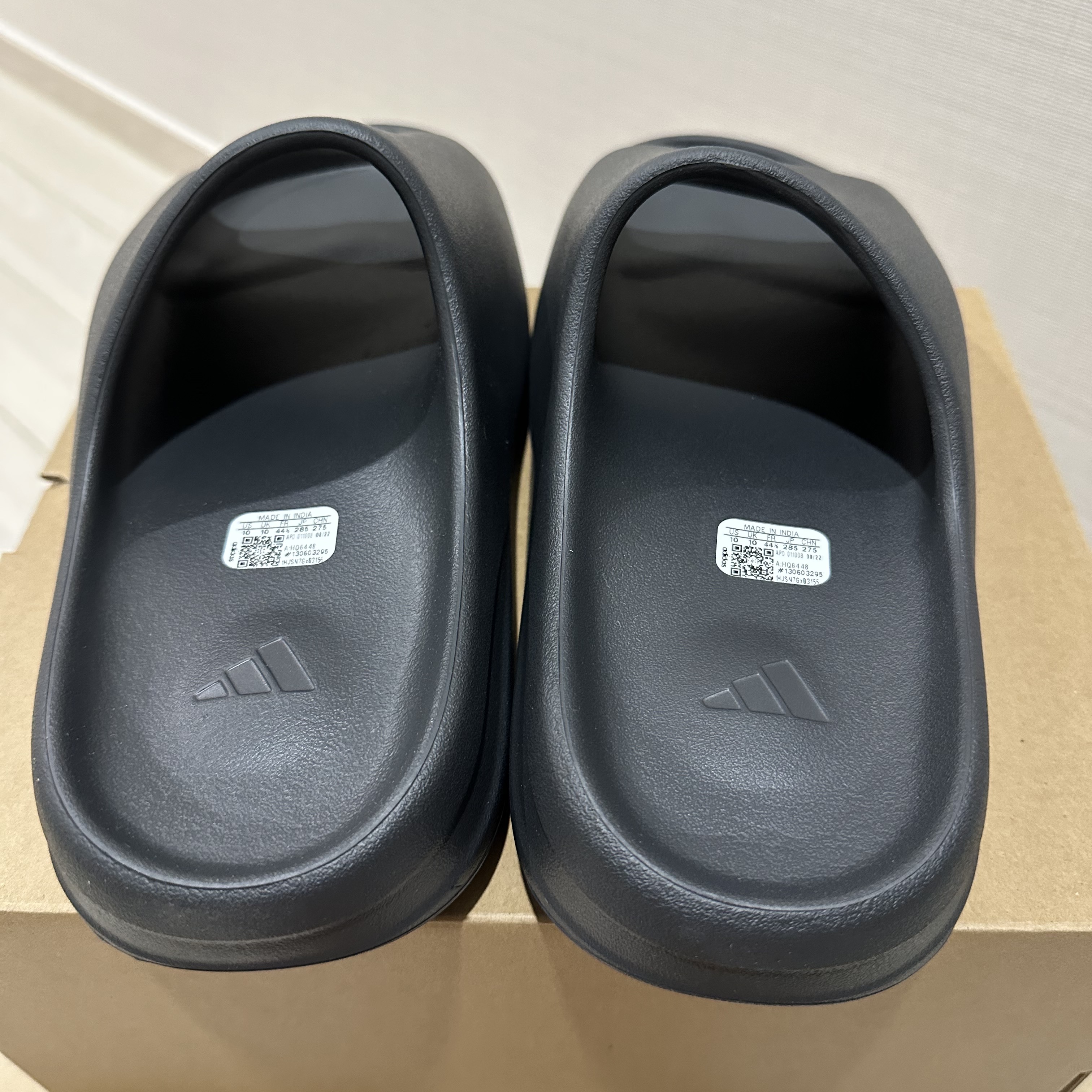 Adidas Yeezy Slide Onyx 착용 스타일 - 4