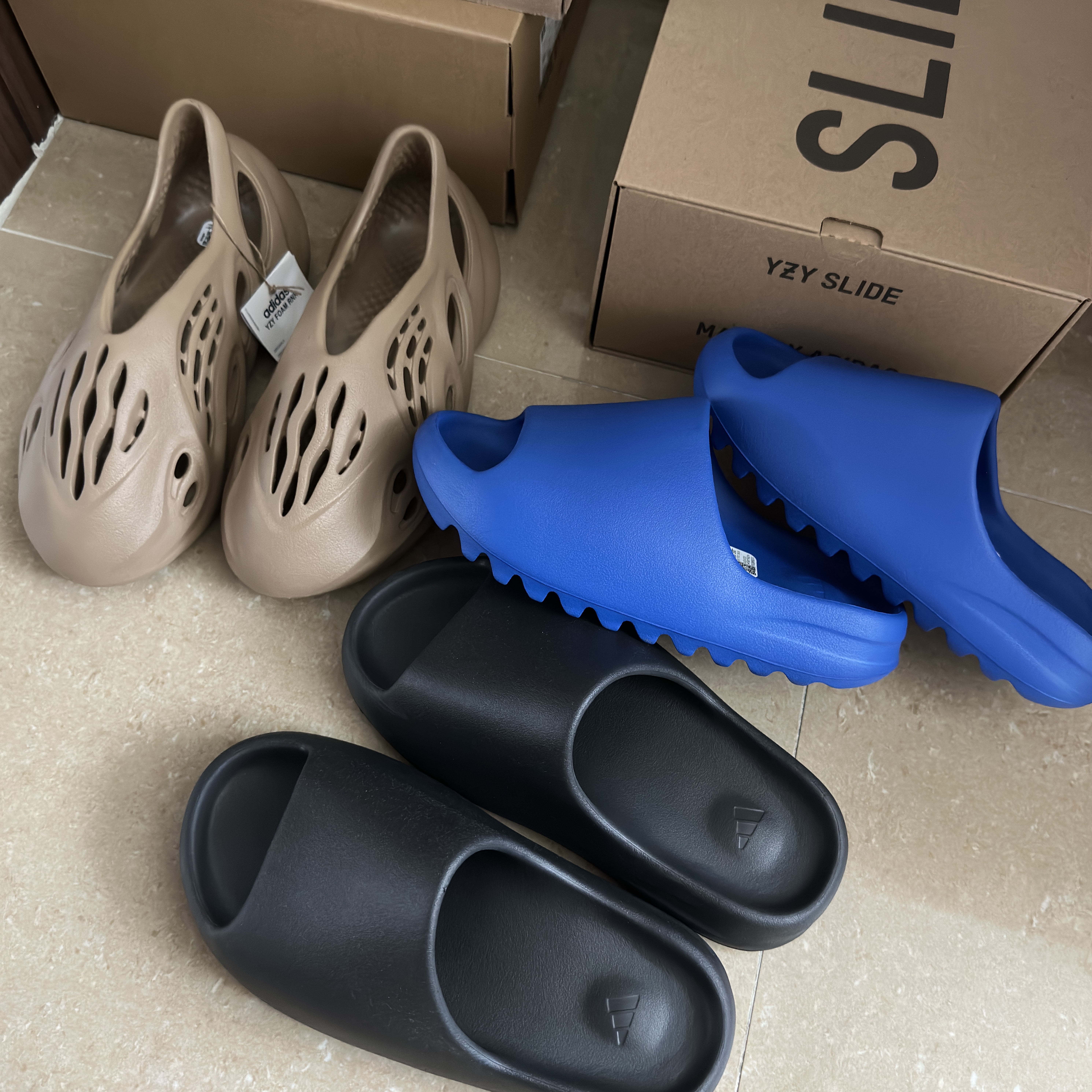 Adidas Yeezy Slide Onyx, Adidas Yeezy Foam RNNR Clay Taupe 착용 스타일 - 1