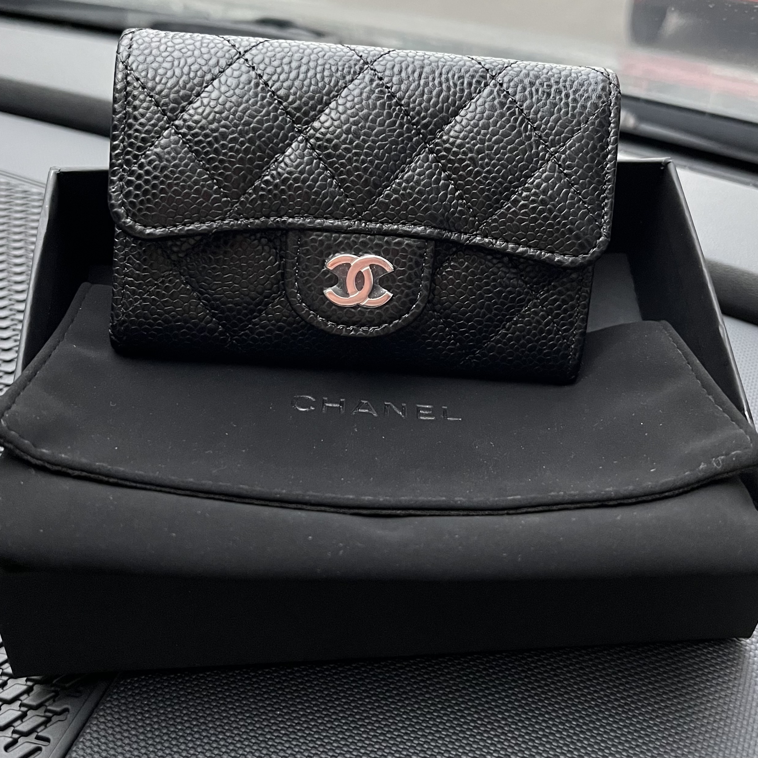 Chanel Classic Card Holder Grained Calfskin & Silver Black 착용 스타일