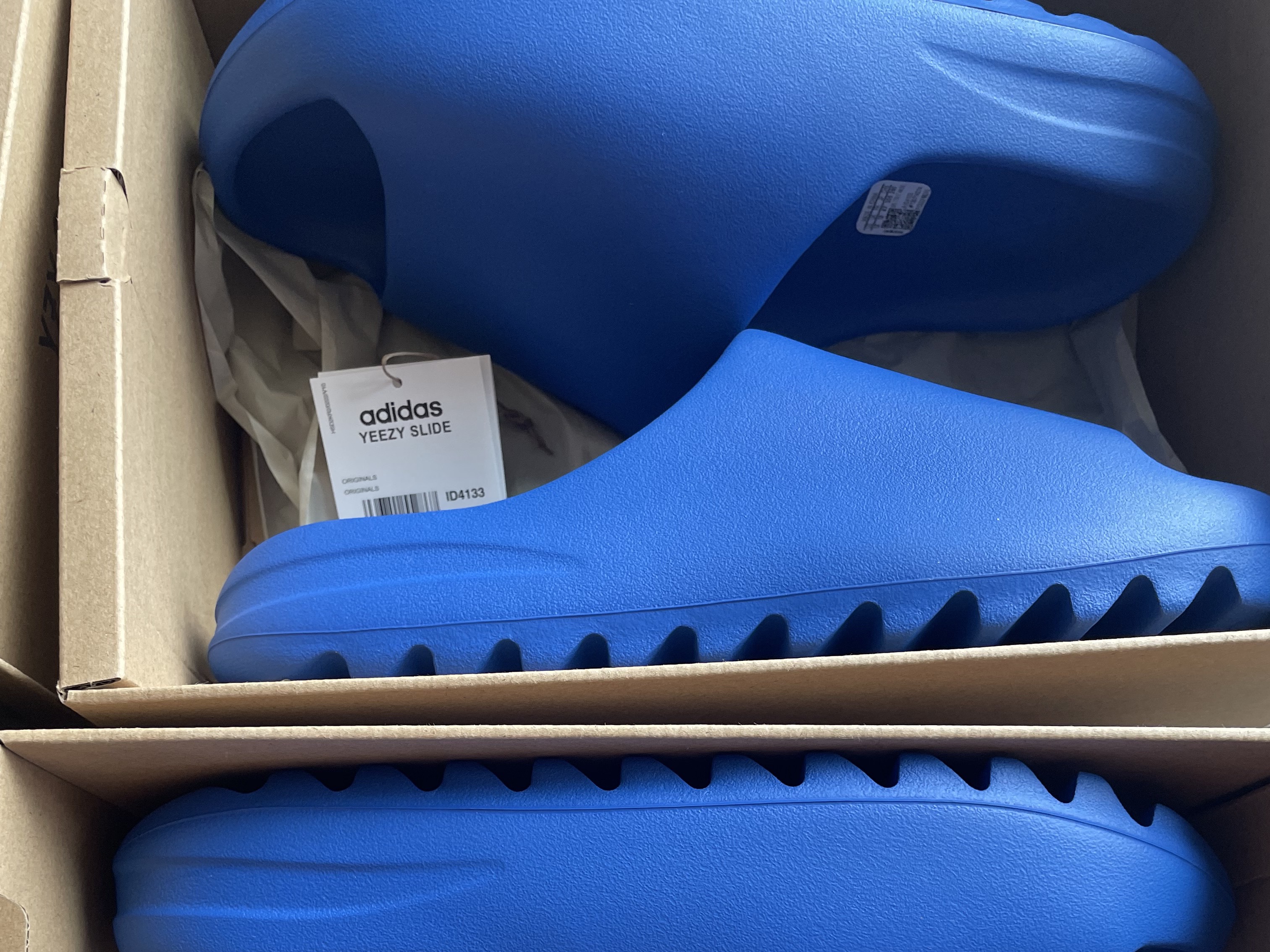Adidas Yeezy Slide Azure 착용 스타일