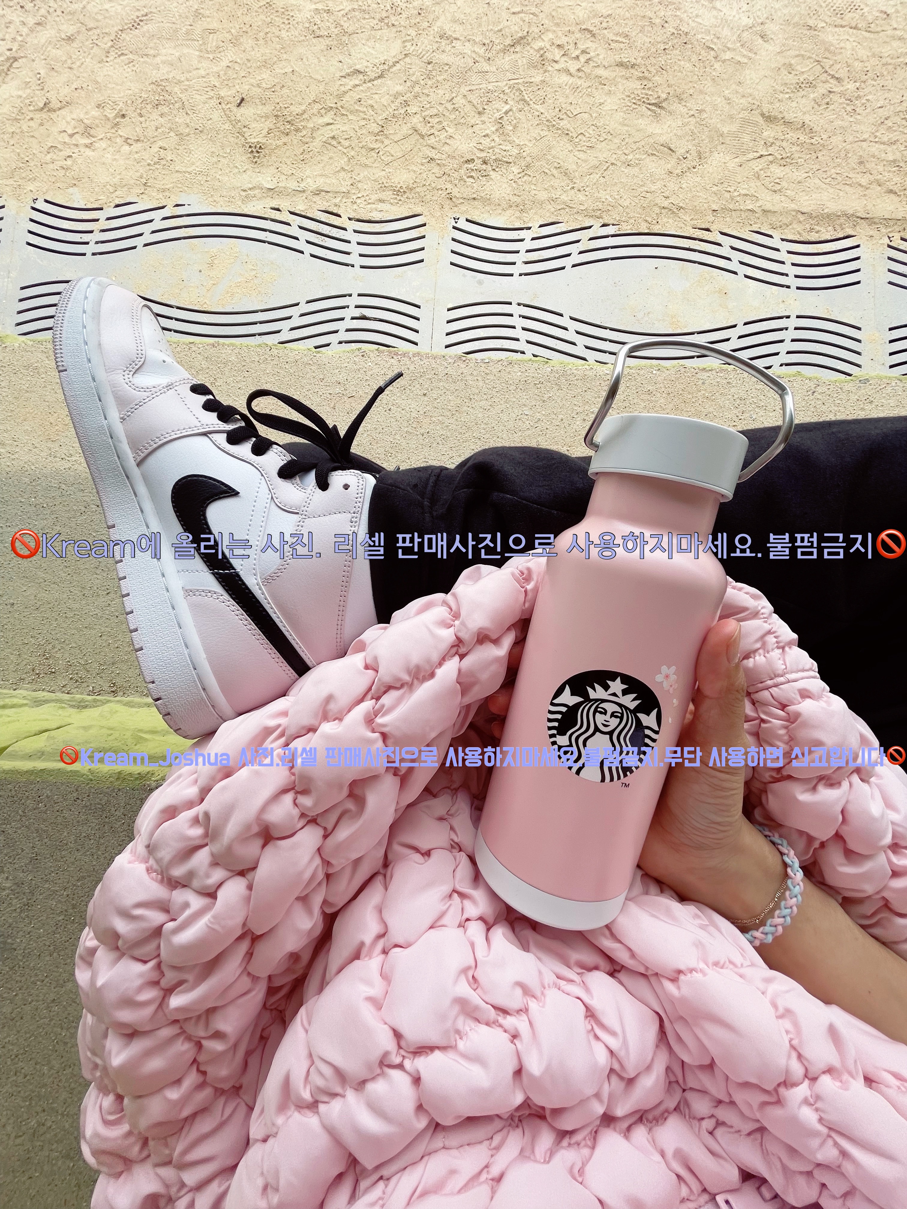 COS Quilted Oversized Shoulder Bag Pink, (W) Jordan 1 Mid Barely Rose 착용 스타일 - 2