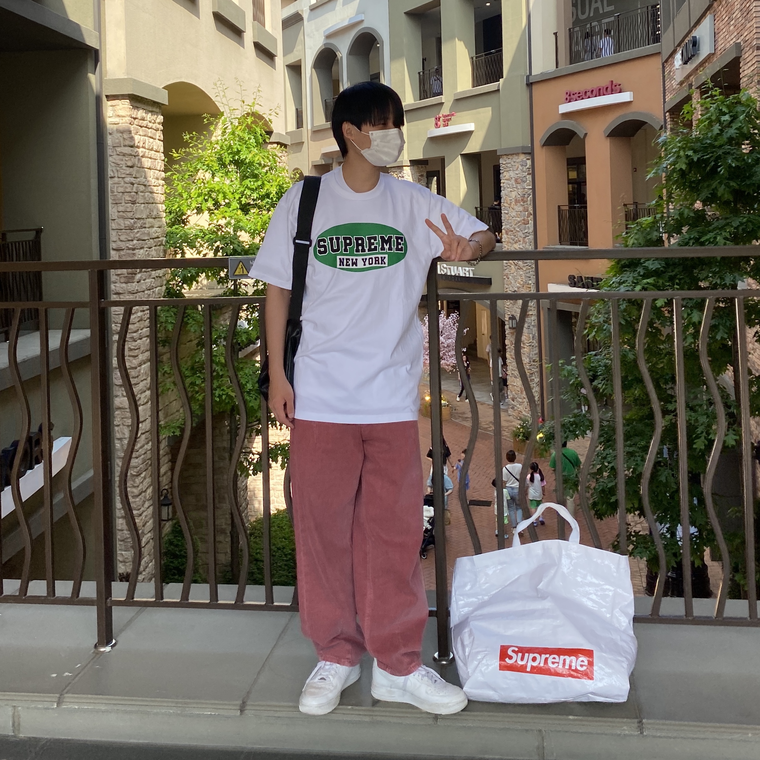 Supreme New York T-Shirt White - 23SS, Nike x Supreme Air Force 1 Low White 착용 스타일 - 1