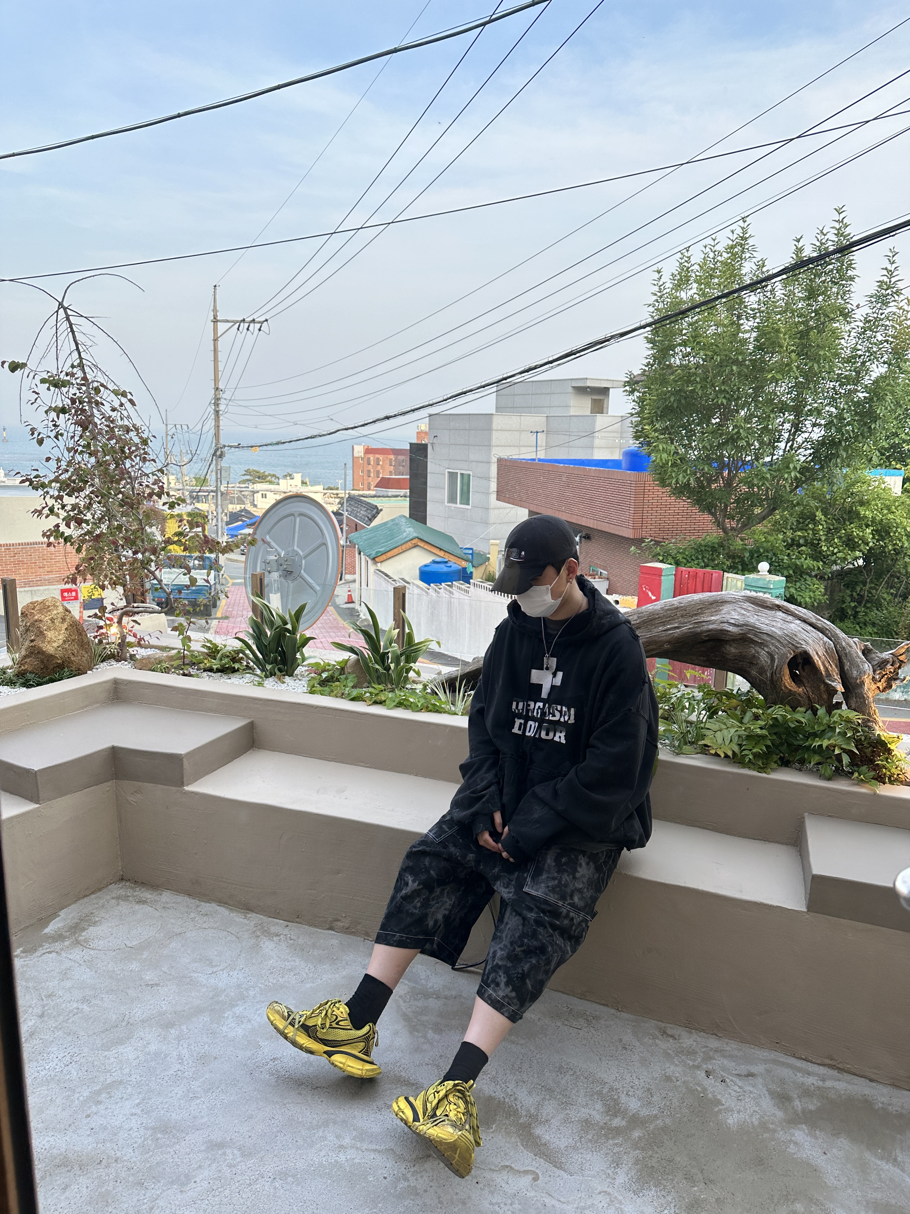 프로젝트 G/R 베리파이드 오르가즘 도너 후드 더티 블랙, 발렌시아가 3XL 스니커즈 옐로우 블랙 착용 스타일 - 3