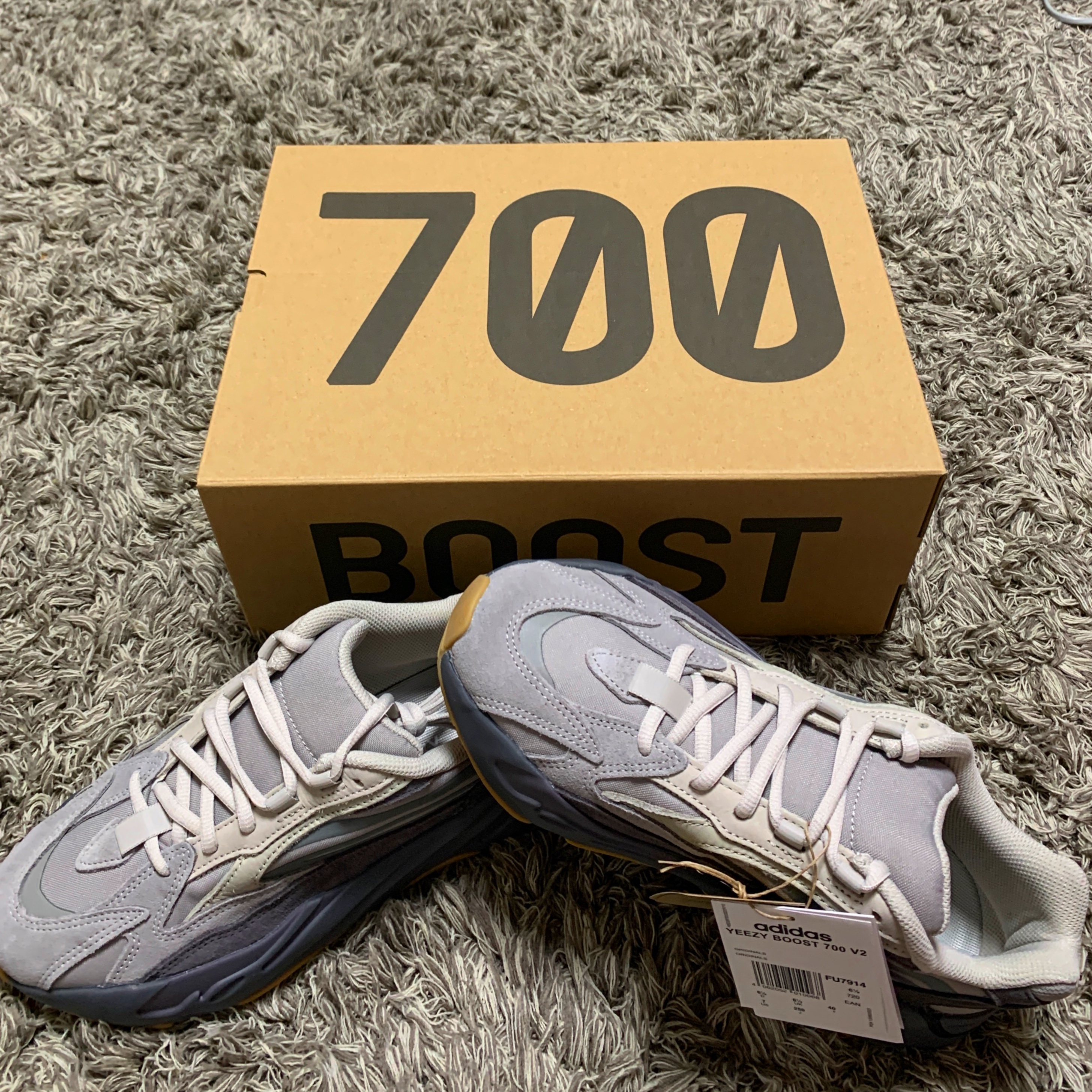 Adidas Yeezy Boost 700 V2 Tephra 2023 착용 스타일