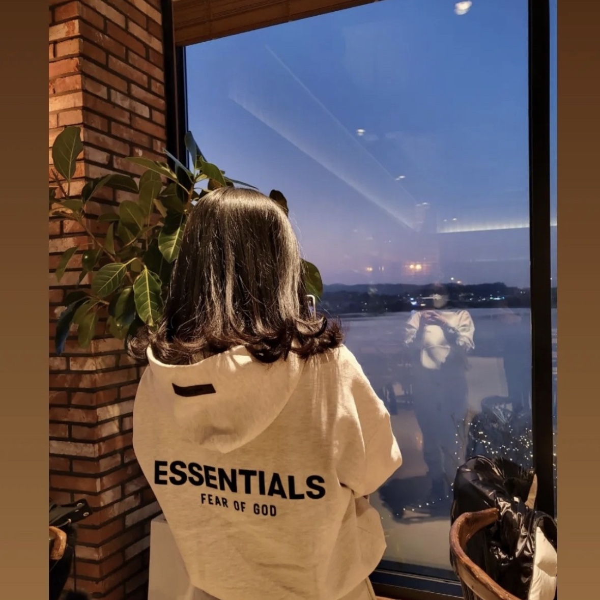 Essentials The Core Collection Hoodie Light Oatmeal 착용 스타일
