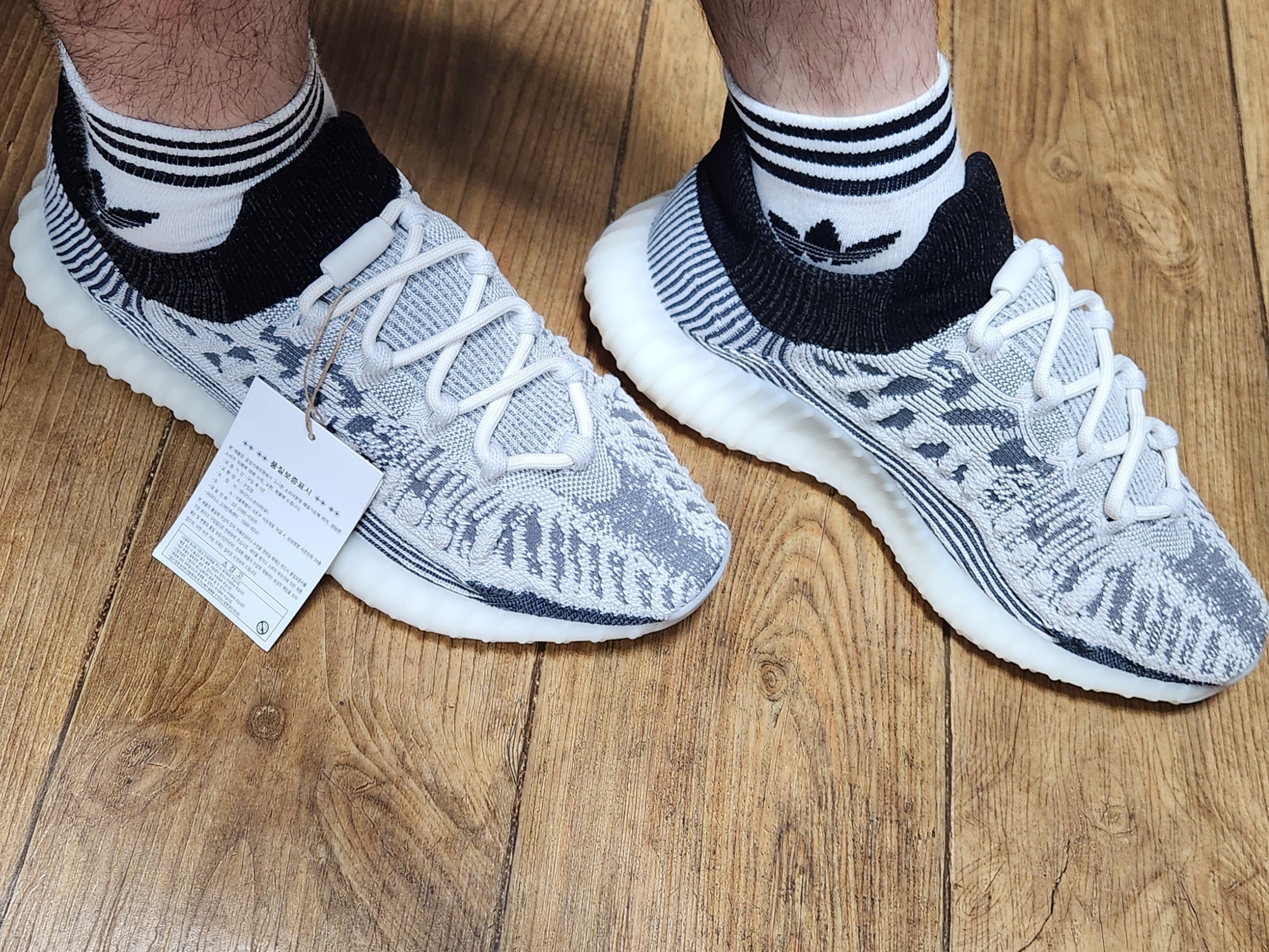 Adidas Yeezy Boost 350 V2 Zebra 2017/2019/2020, Adidas Yeezy 350 V2 CMPCT Slate White 착용 스타일 - 2