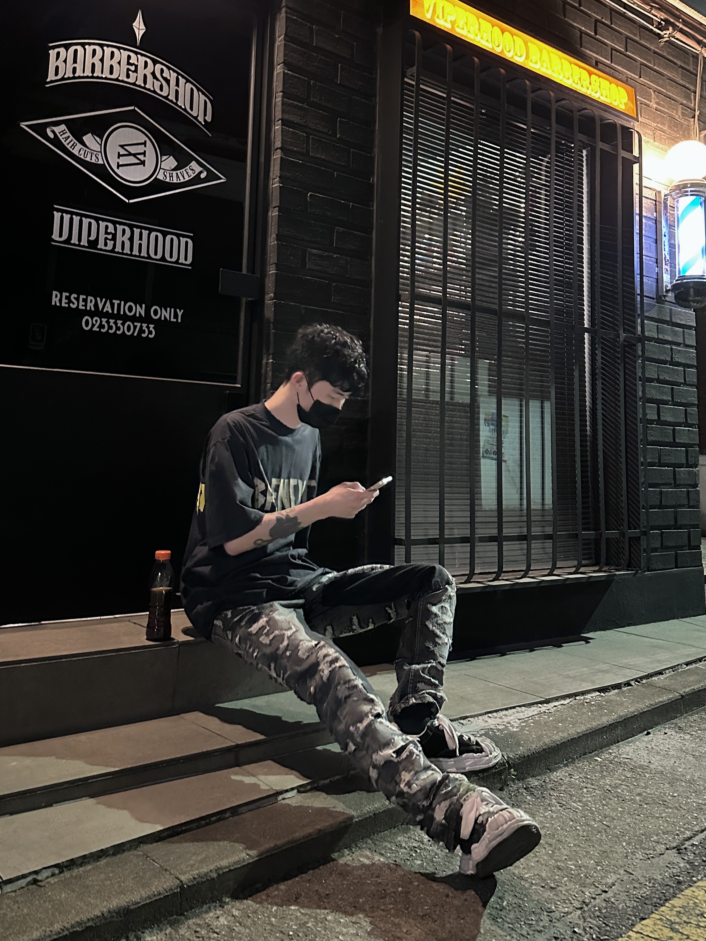 Balenciaga Tape Type Medium Fit T-Shirt Faded Black, Maison Mihara Yasuhiro Blakey OG Sole Canvas Low-top Sneakers Black 착용 스타일 - 2